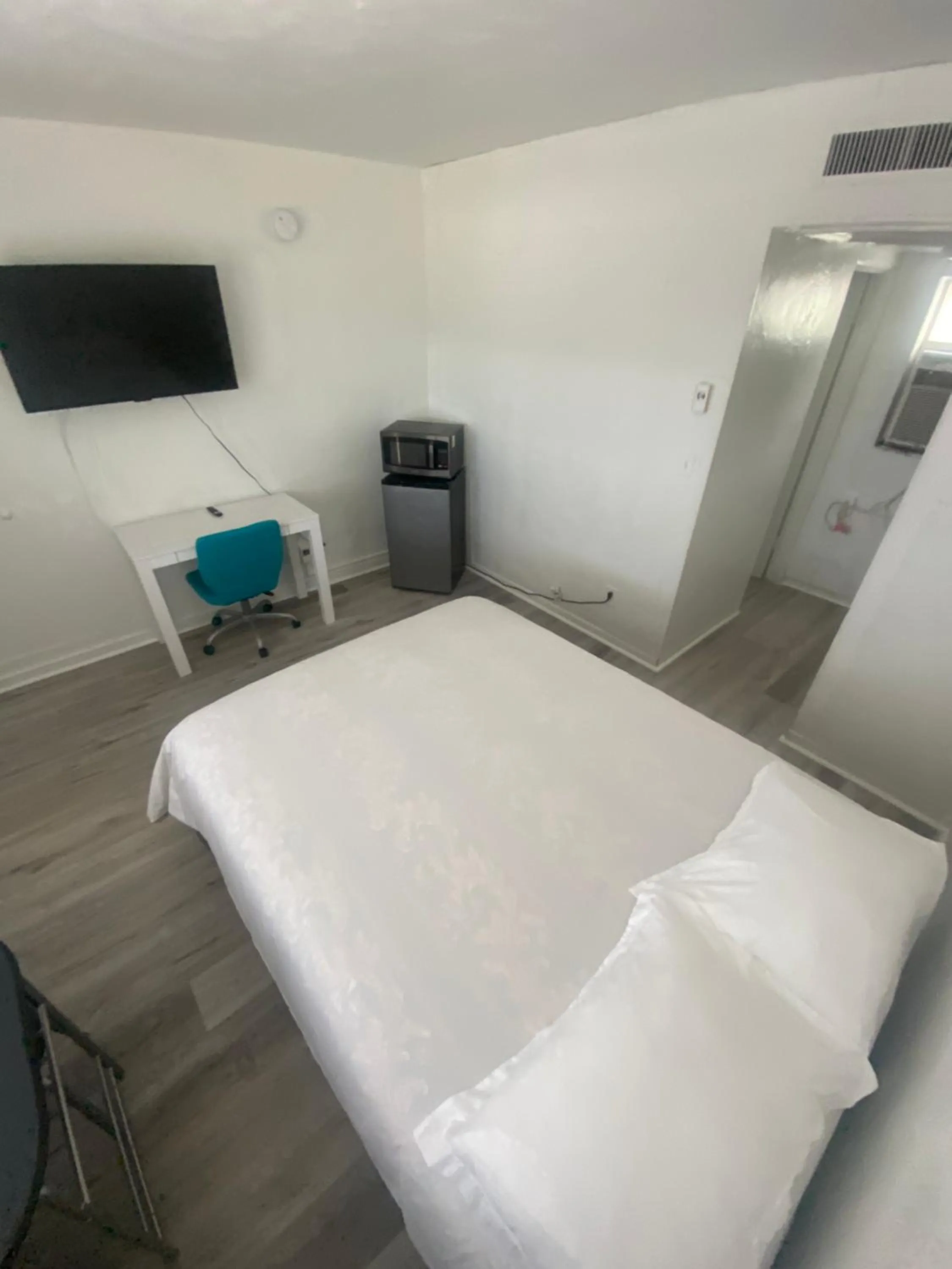 Bed in Uptown Inn & Suites