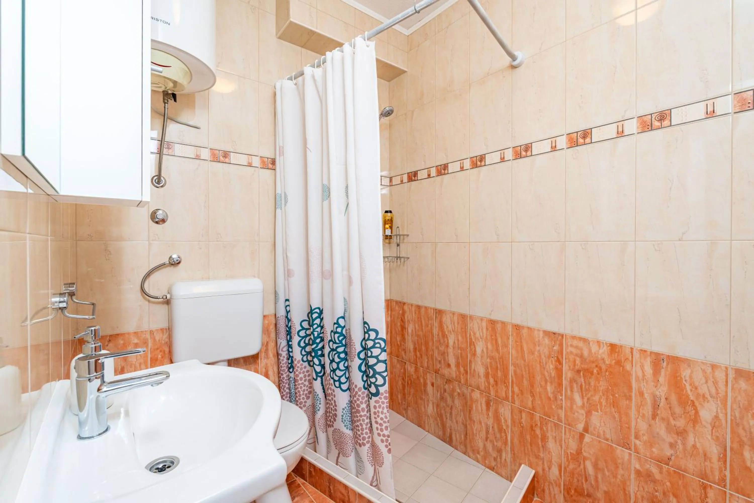 Shower in Sea View Apartment Nuncijata