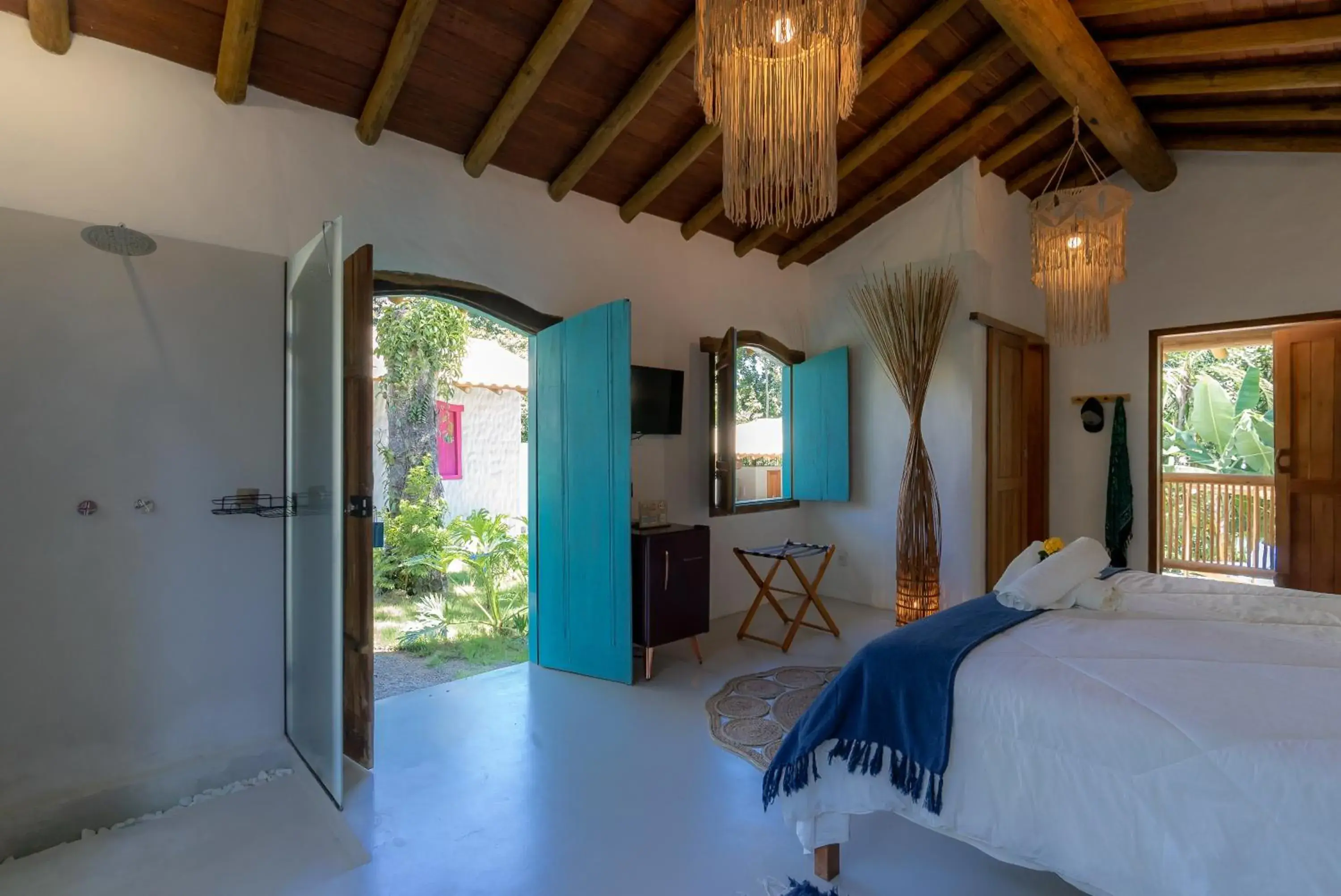 Shower, Bed in Villa Mediterrâneo Trancoso Shower, Bed in Villa Mediterrâneo Trancoso