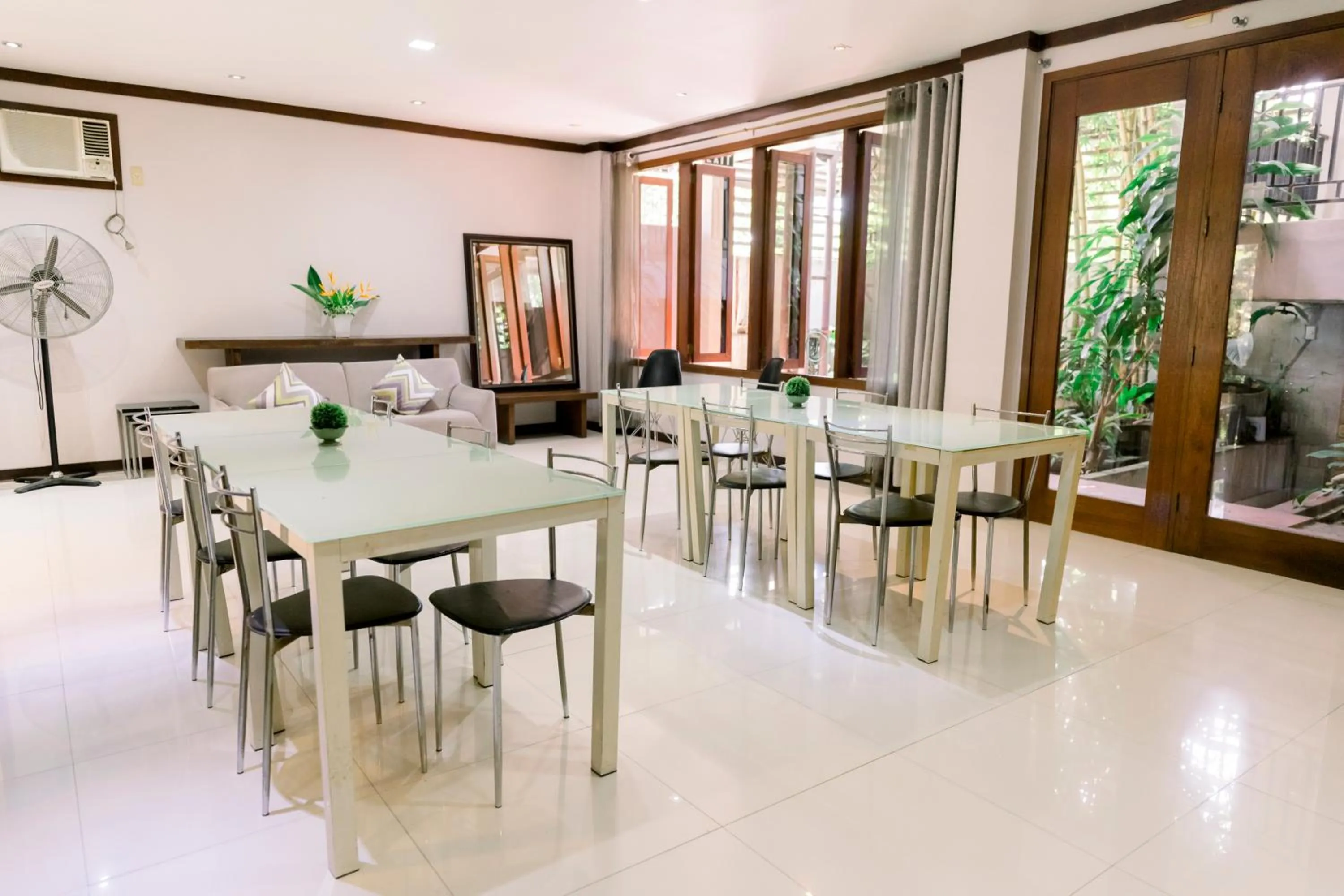 Seating area in Madonna Hometel and Suites