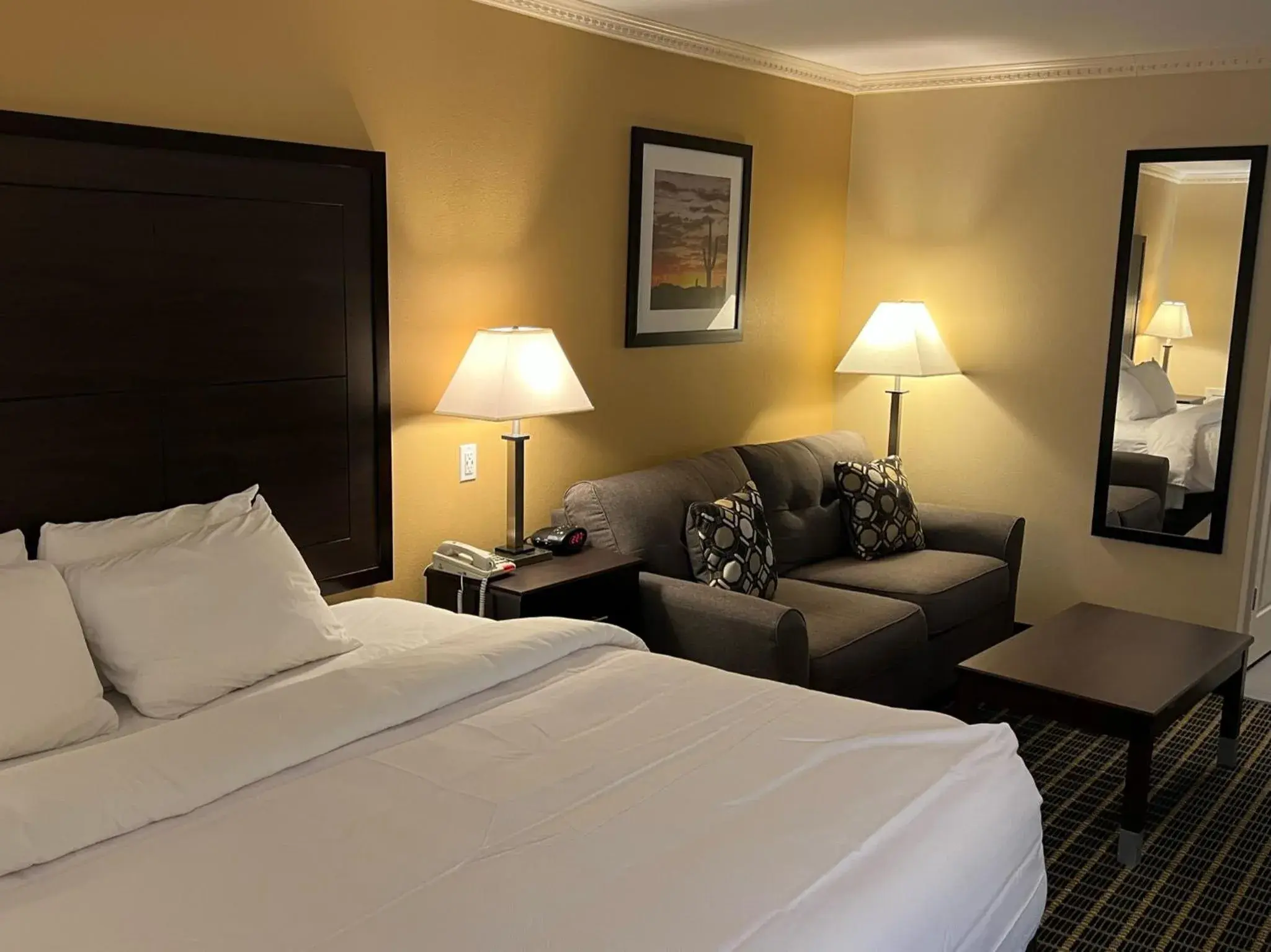 Living room, Bed in MainStay Suites Ozona I-10 Living room, Bed in MainStay Suites Ozona I-10