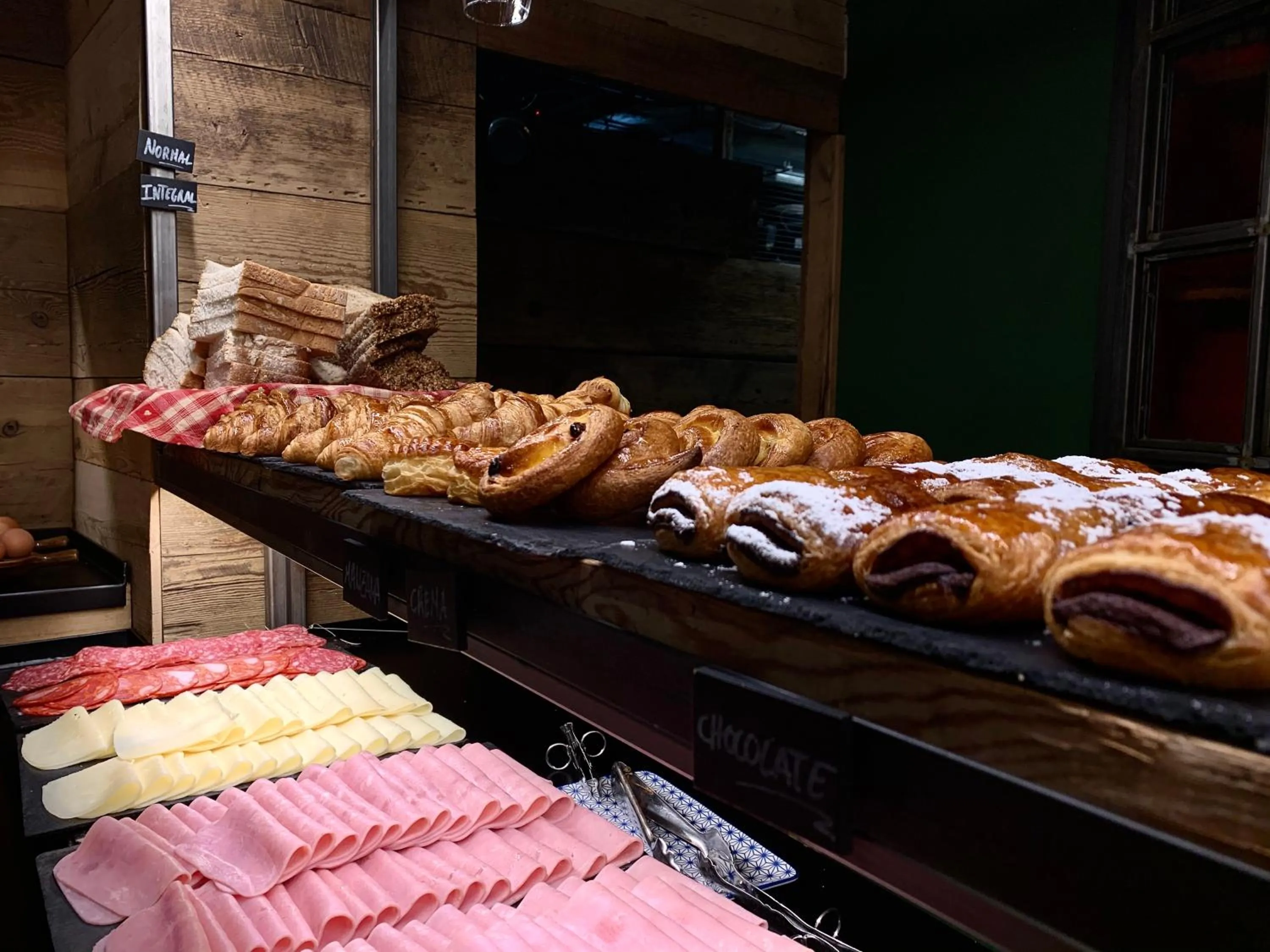 Breakfast in Hotel Aran La Abuela