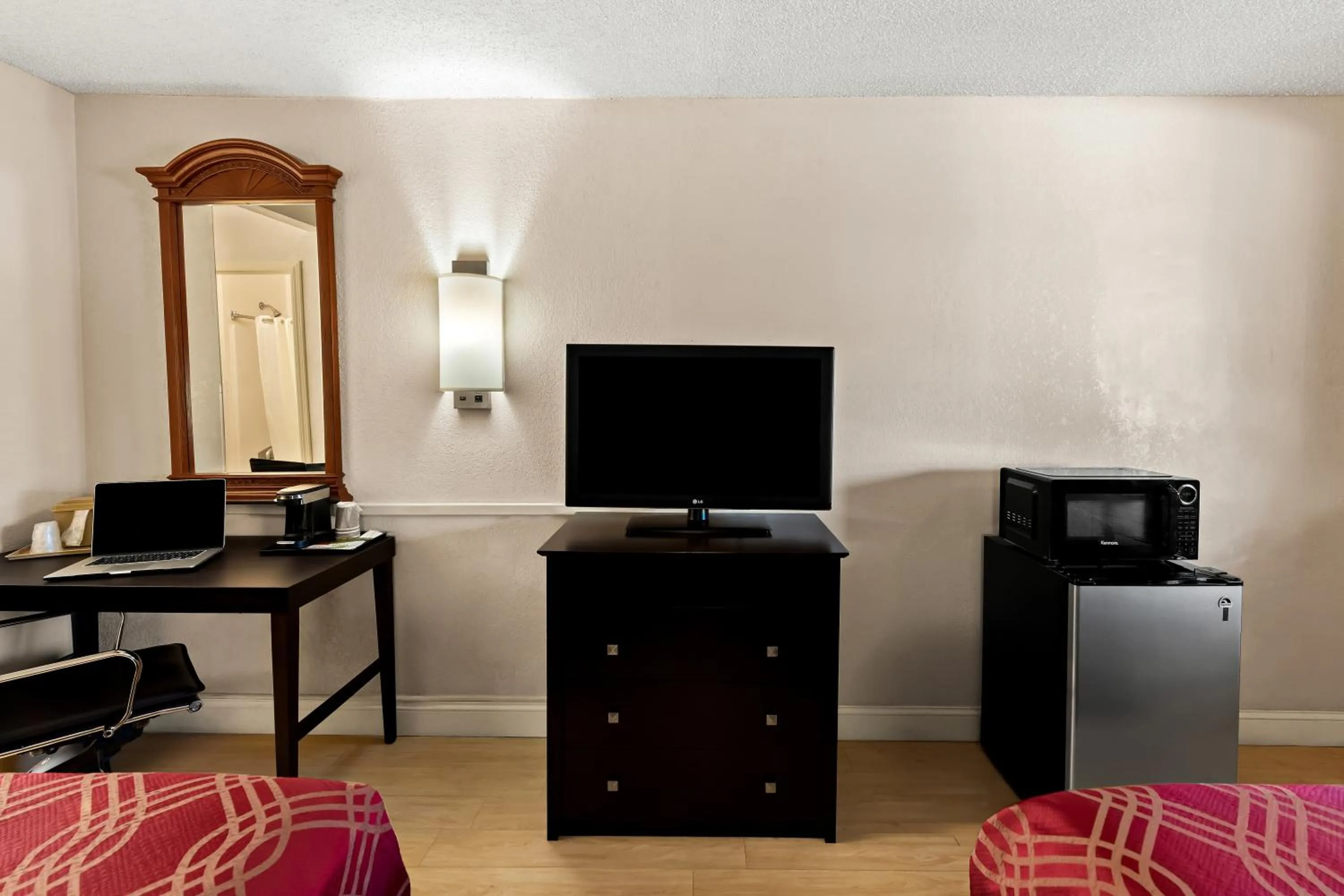TV and multimedia in Bellmawr Economy Inn Bellmawr-Philadelphia Area