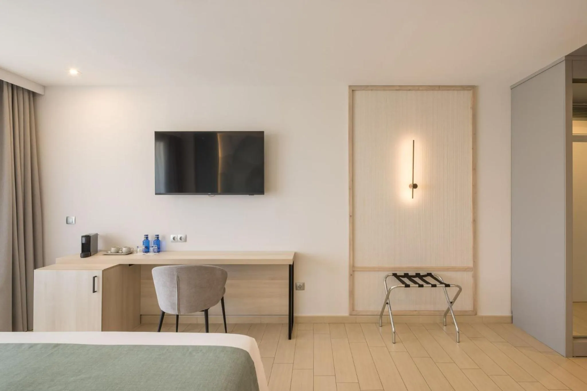 TV and multimedia in AR Diamante Beach & SPA Hotel 4 SUP