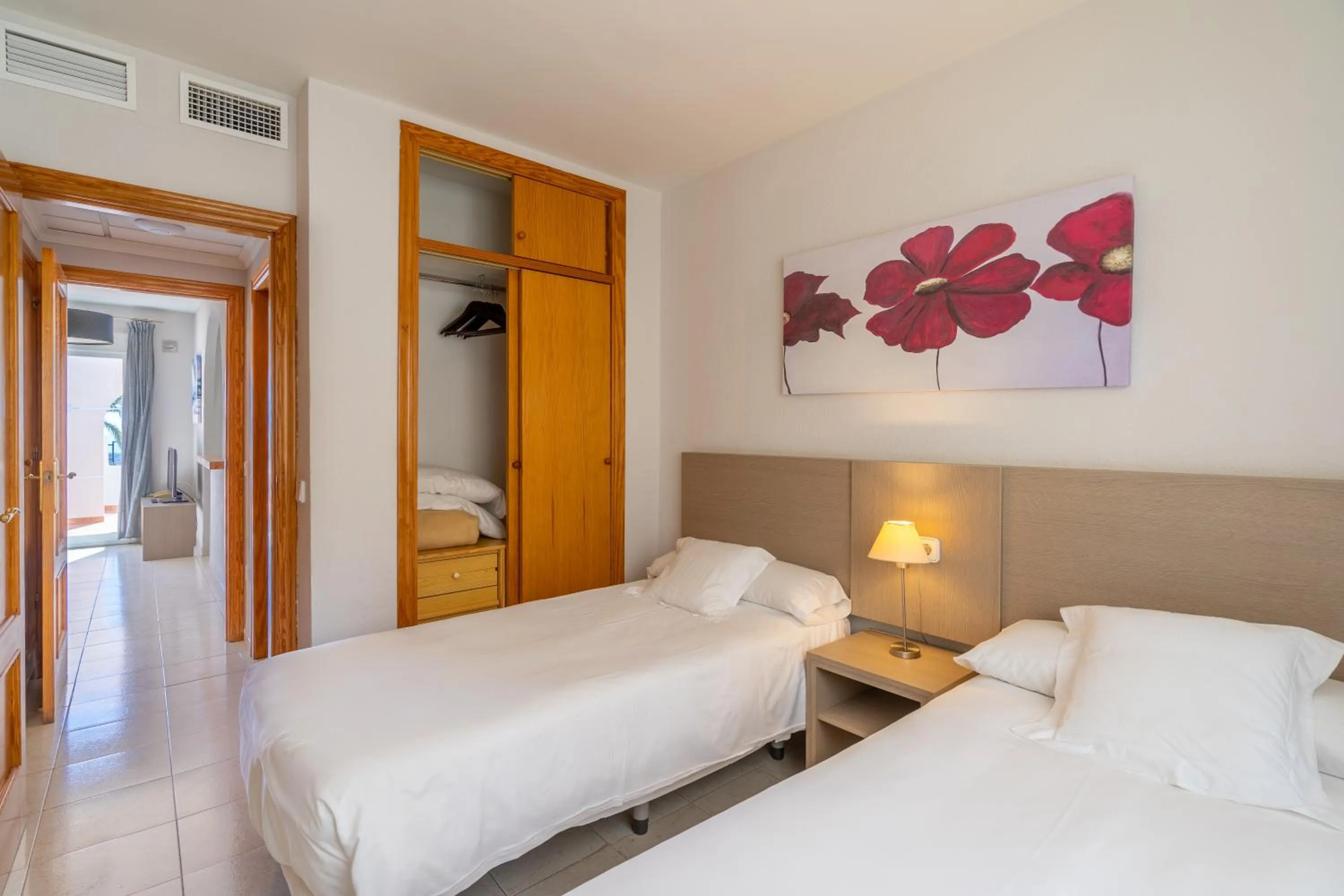 Photo of the whole room, Bed in Bungalows Imperial Park Unitursa