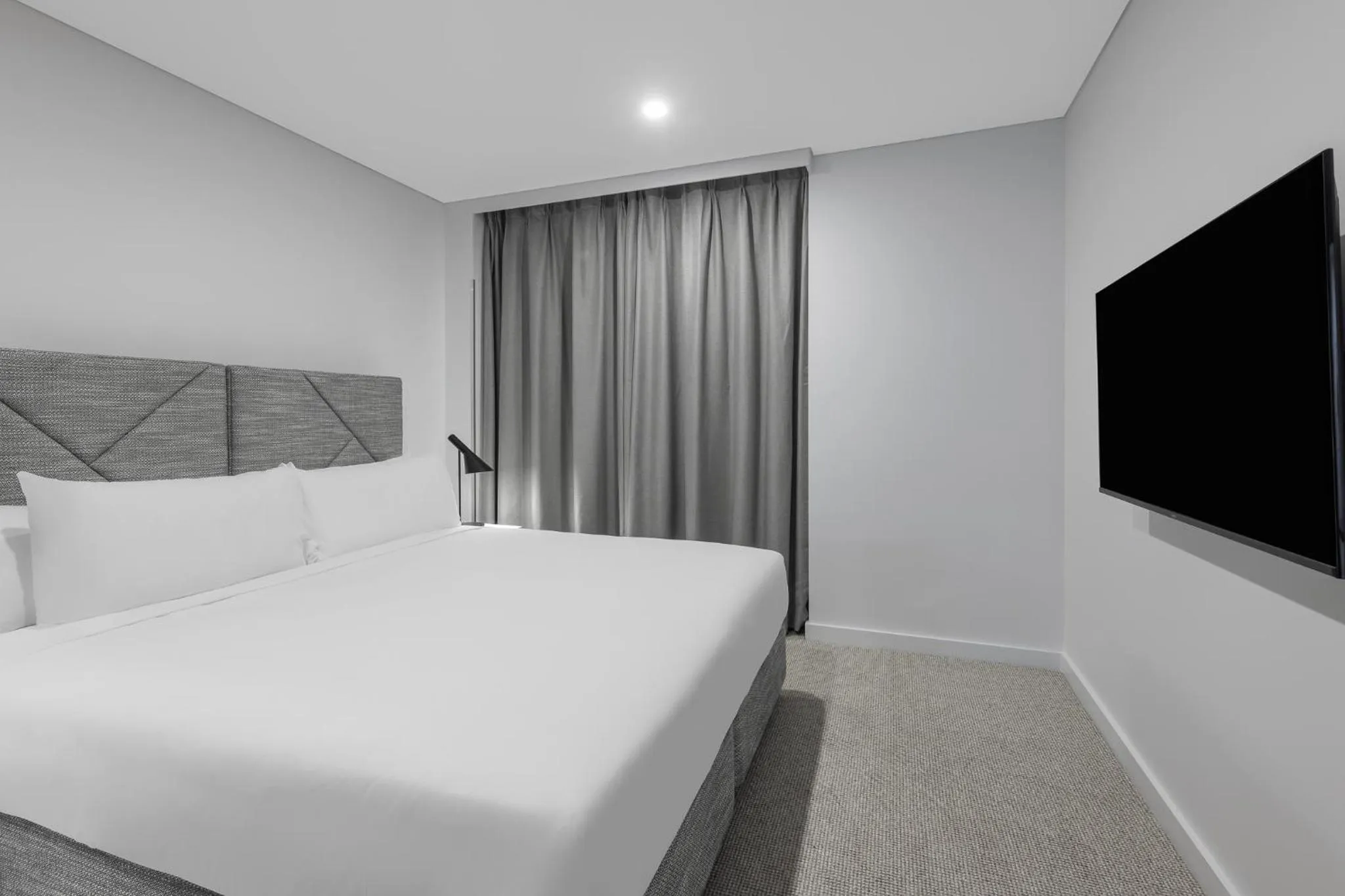 Bedroom, Bed in Meriton Suites Canberra