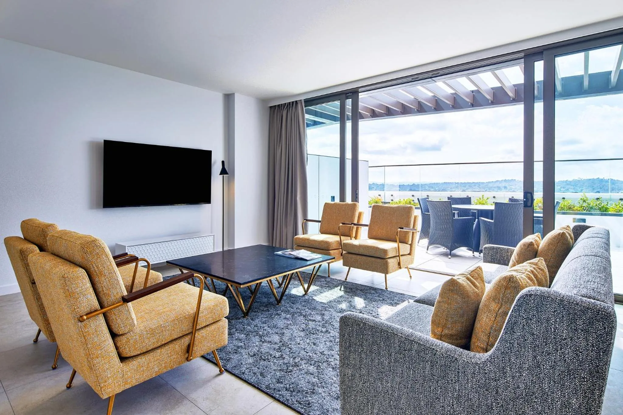 TV and multimedia in Meriton Suites Canberra