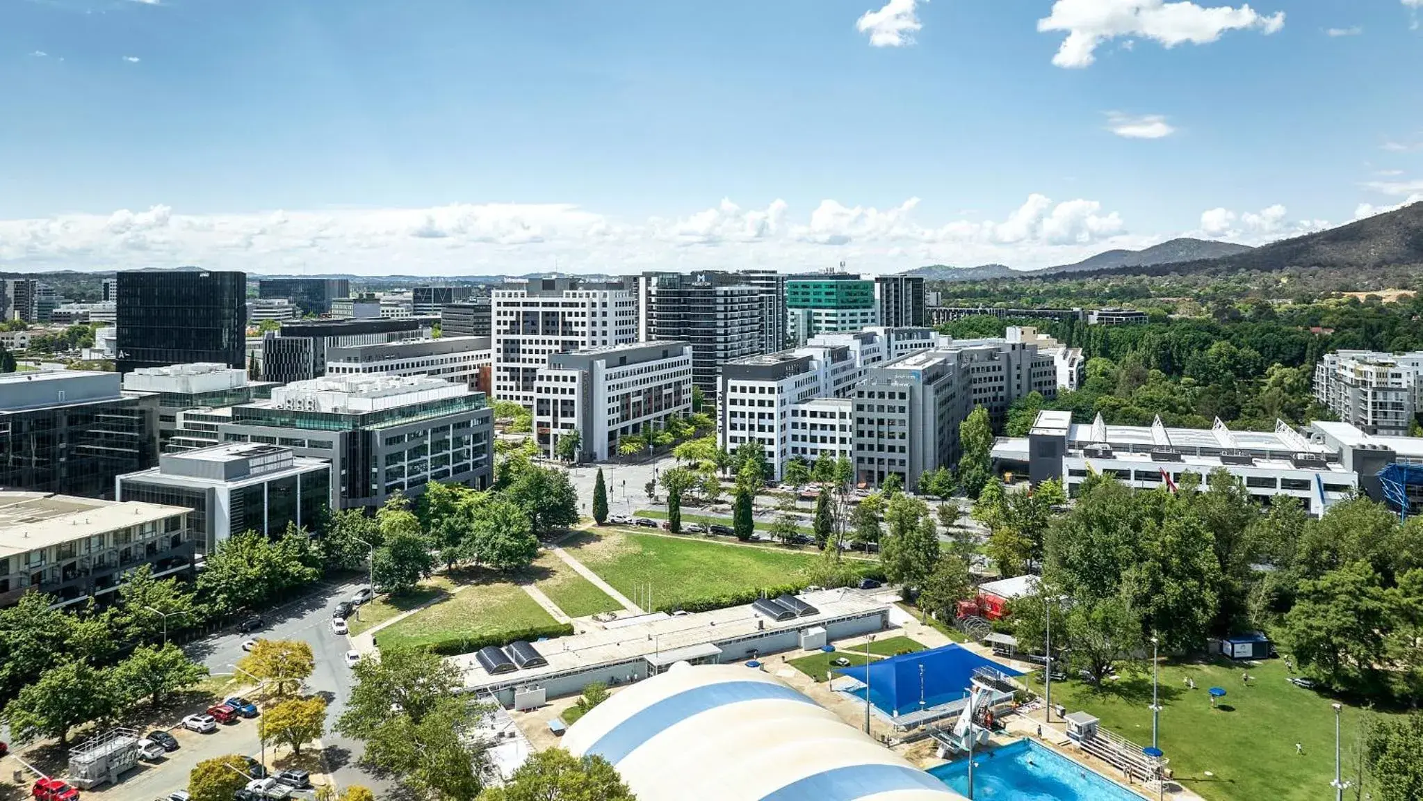 Property building in Meriton Suites Canberra Property building in Meriton Suites Canberra