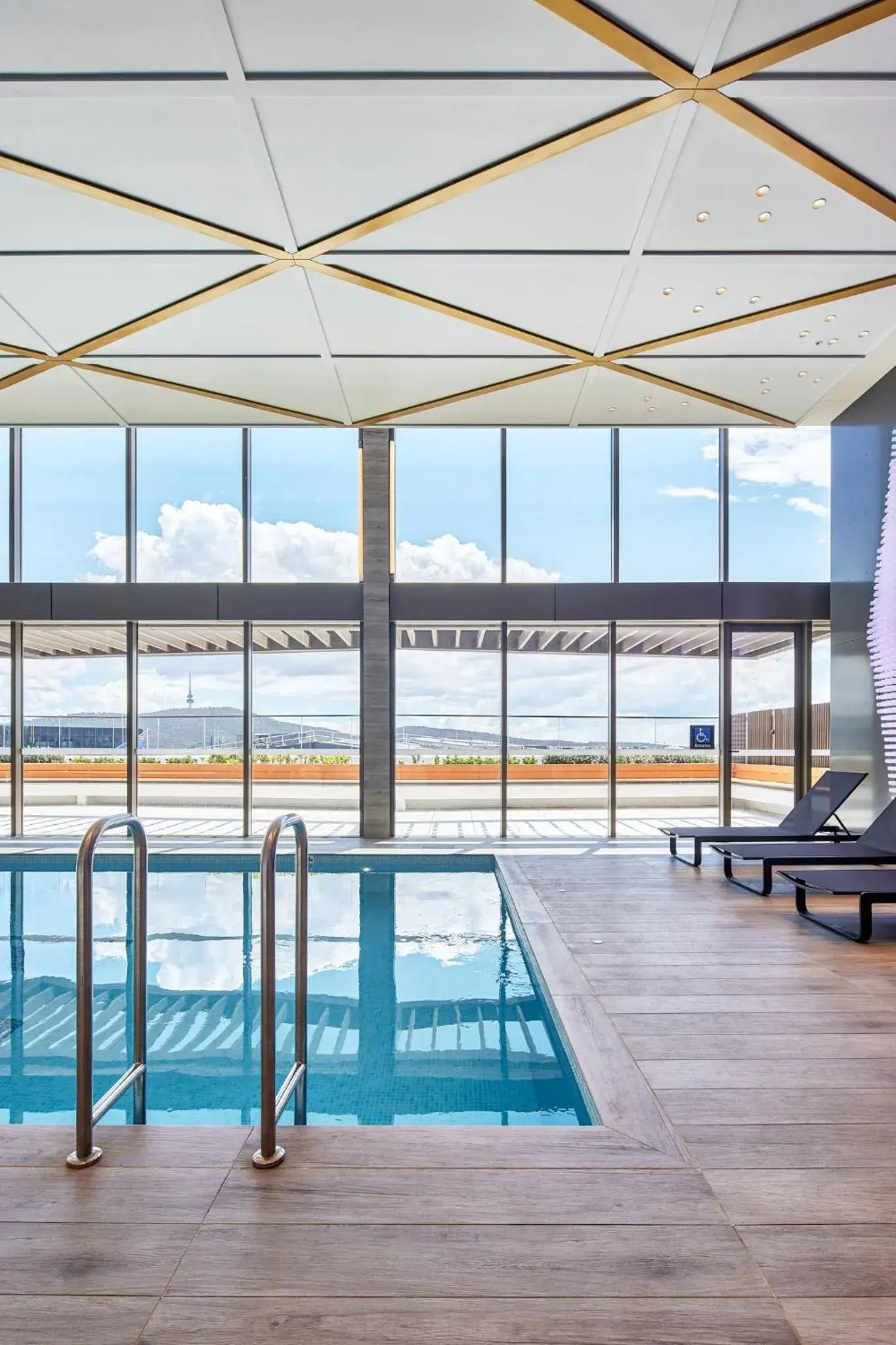 Pool view in Meriton Suites Canberra Pool view in Meriton Suites Canberra