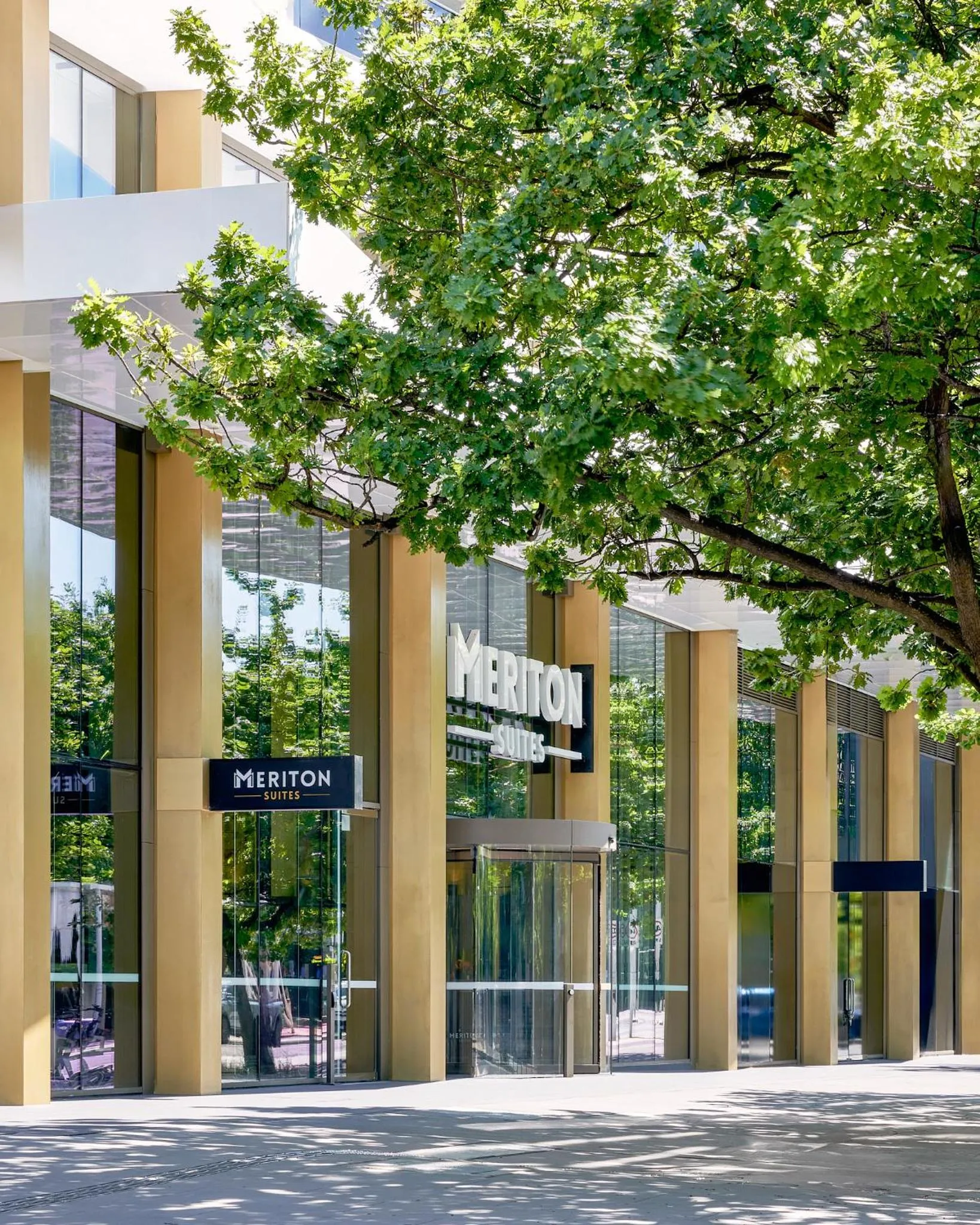 Facade/entrance in Meriton Suites Canberra