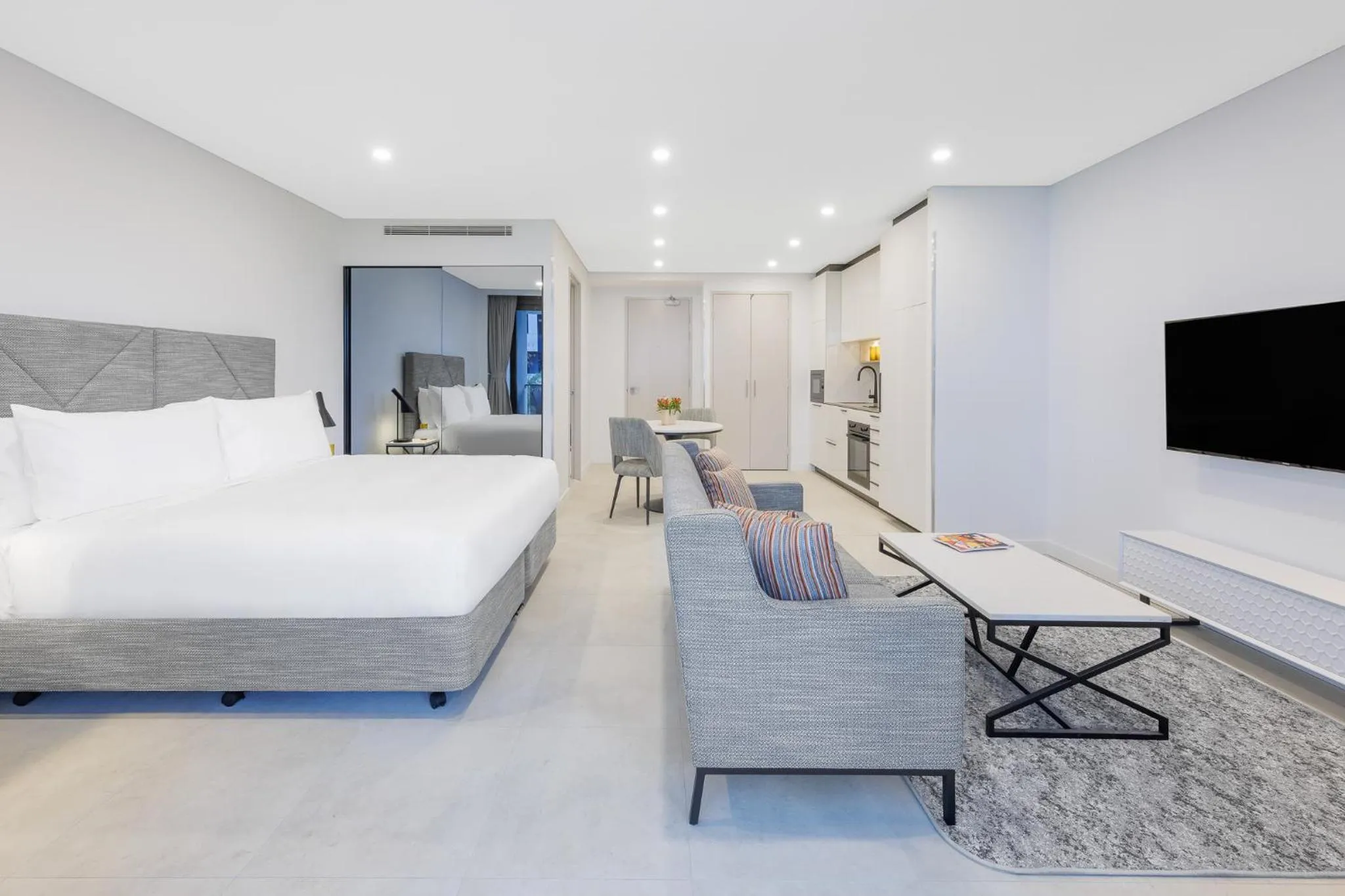 Living room, Bed in Meriton Suites Canberra