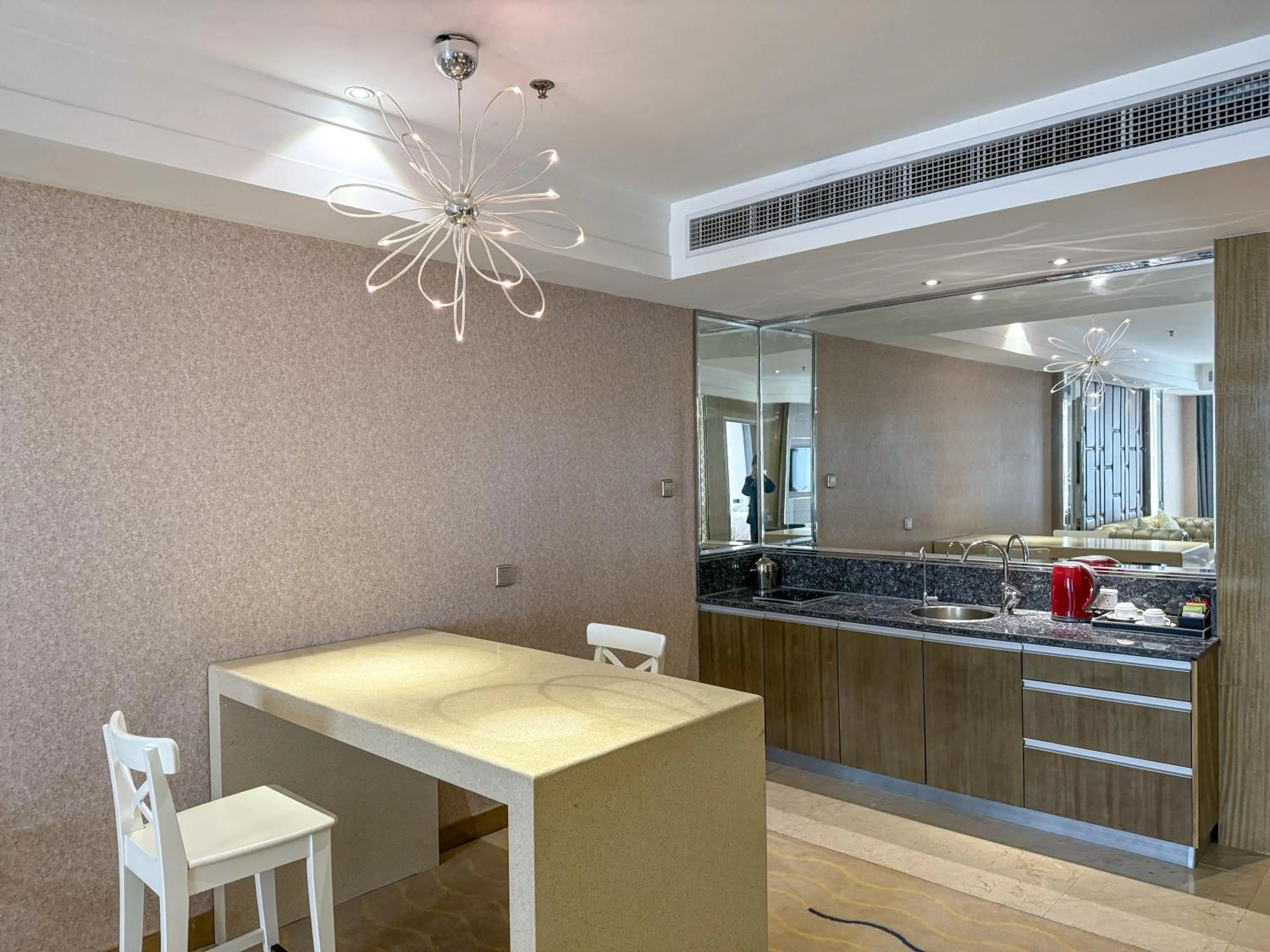 Dining area in Suning Universal Hotel ALL-SUITES