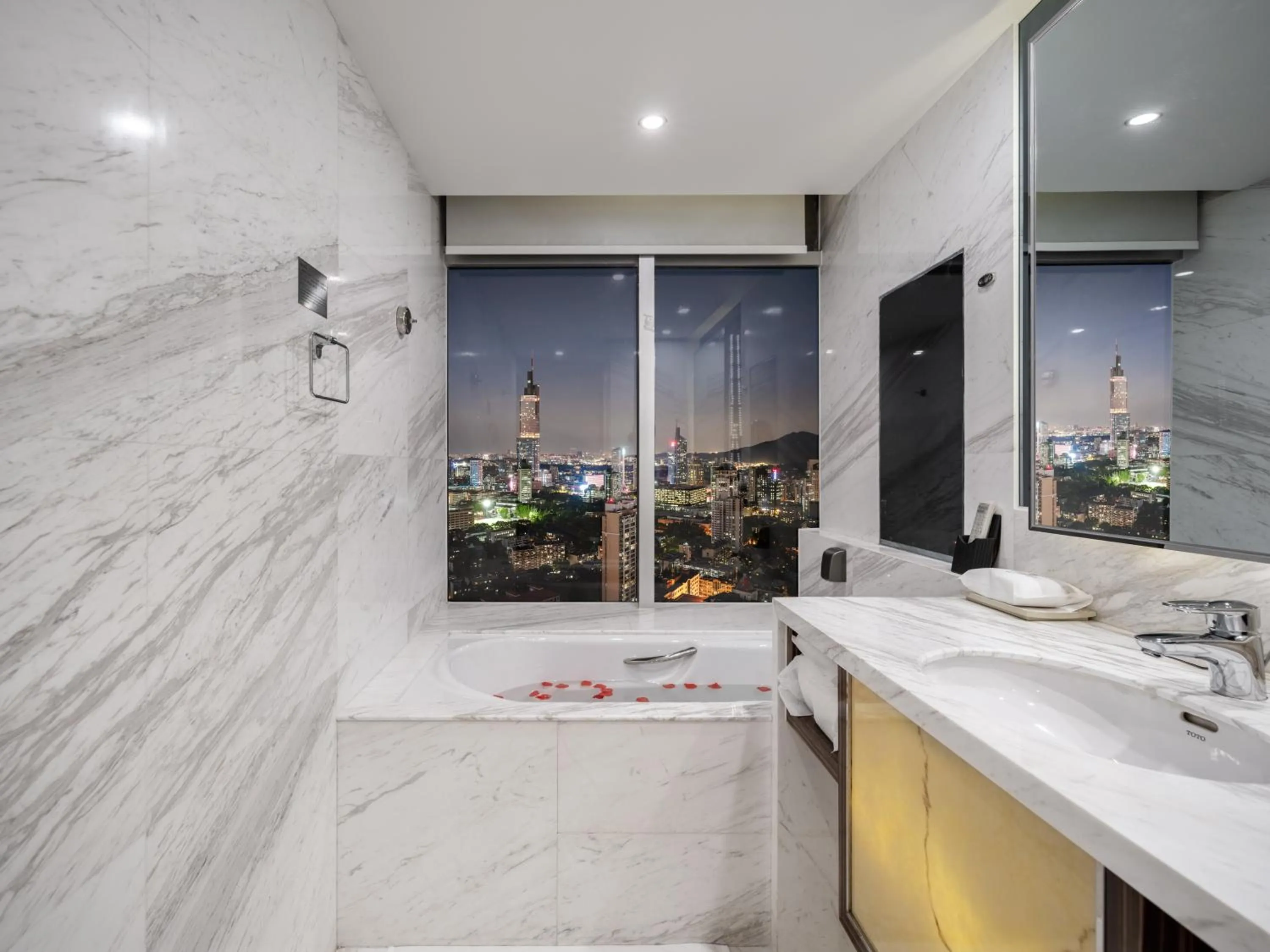 Bathroom in Suning Universal Hotel ALL-SUITES