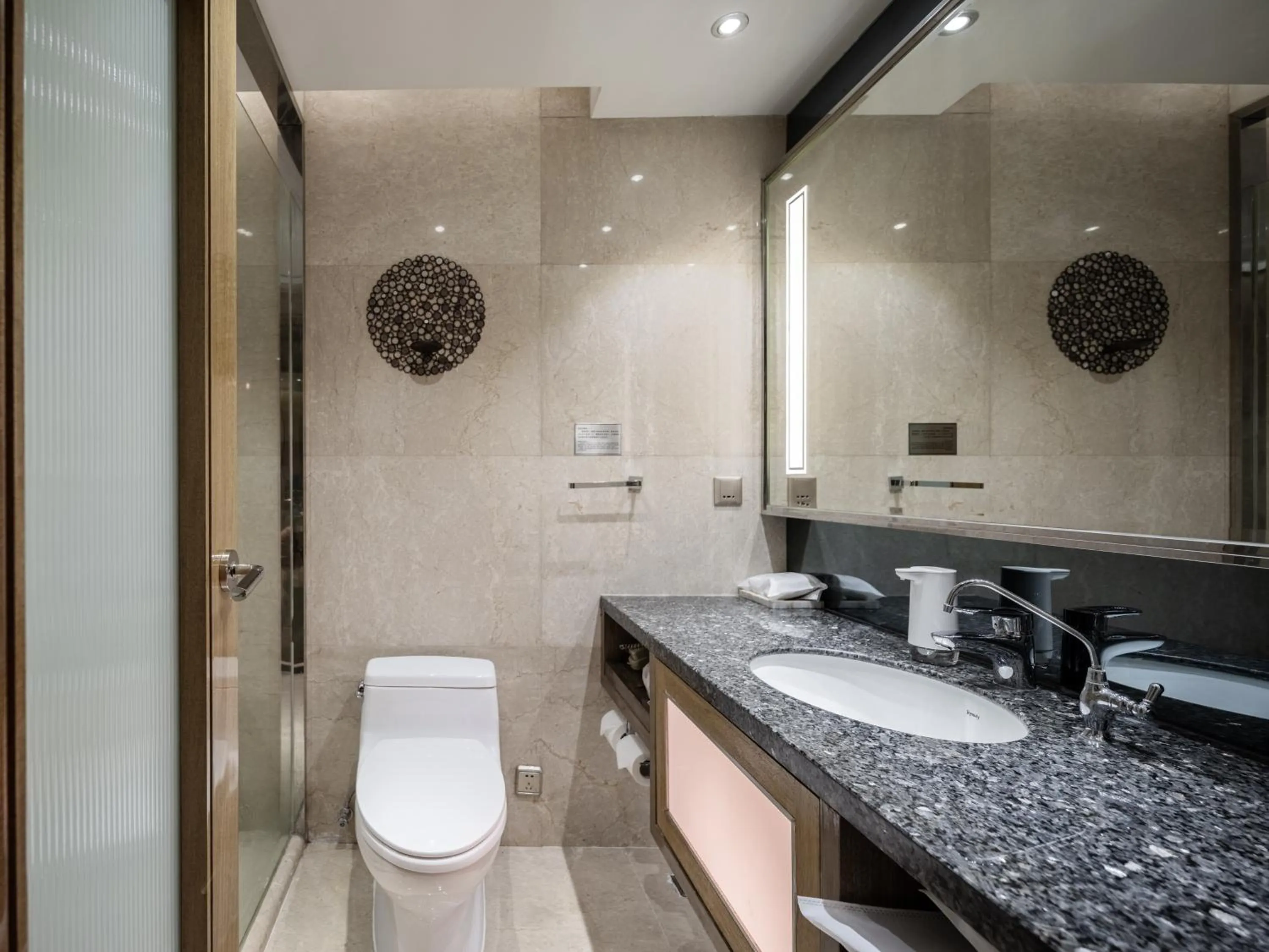 Toilet in Suning Universal Hotel ALL-SUITES