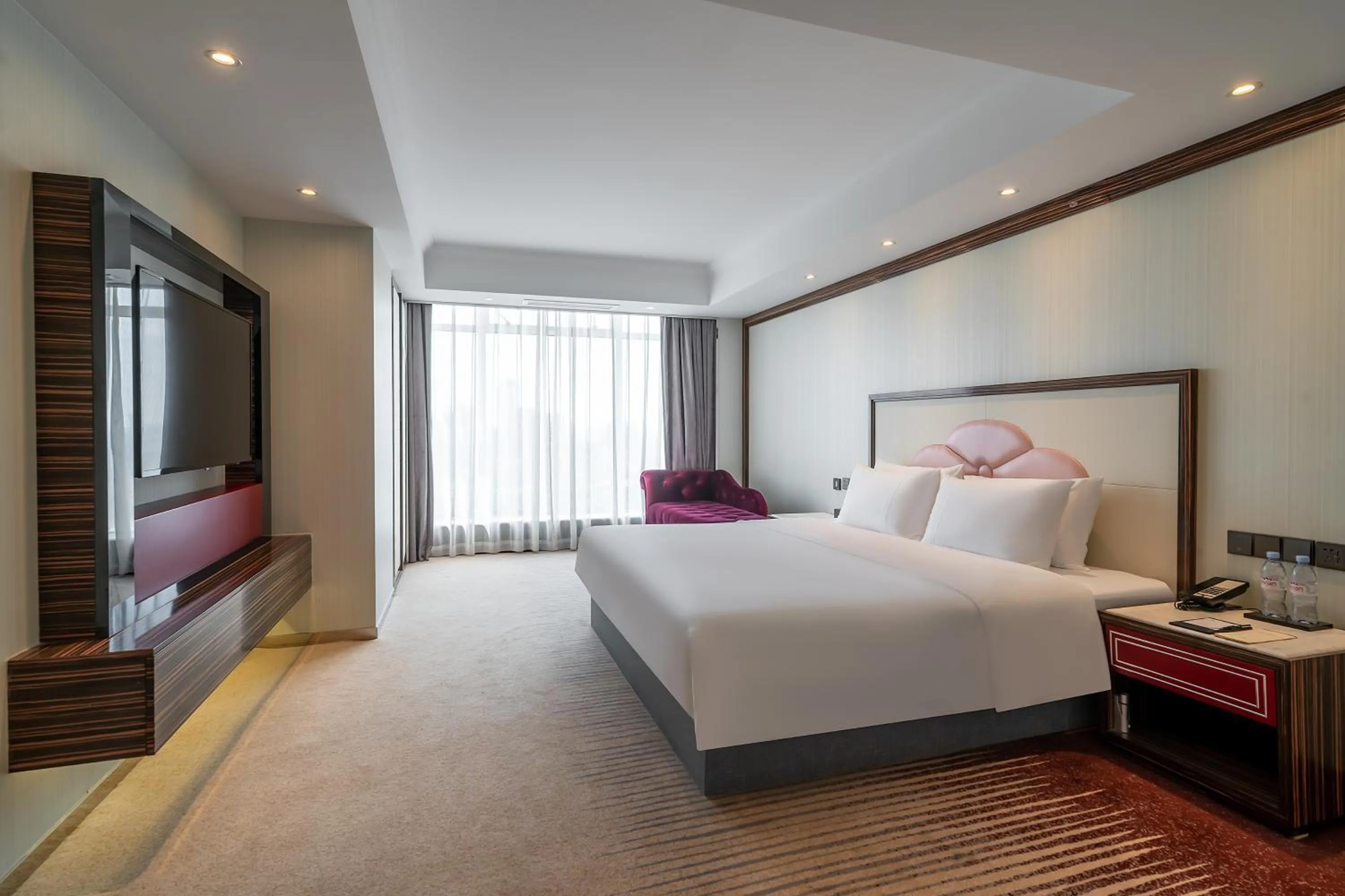 Bed in Suning Universal Hotel ALL-SUITES