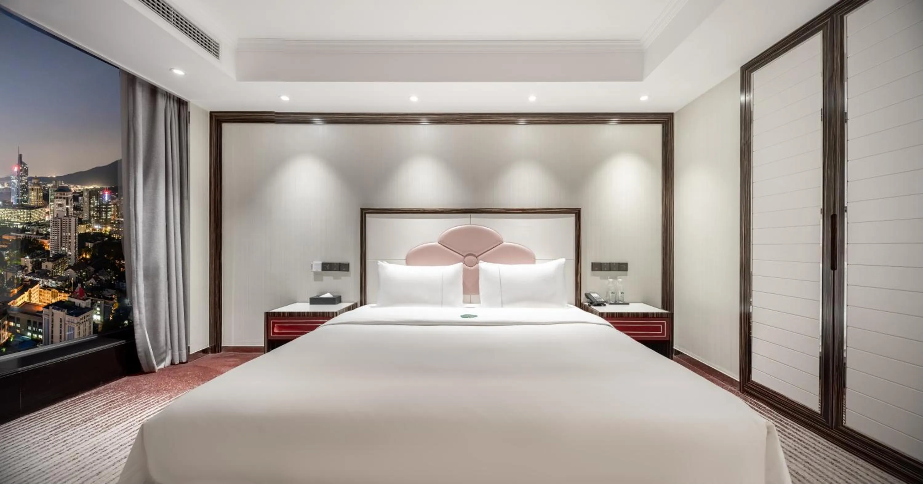 Bed in Suning Universal Hotel ALL-SUITES