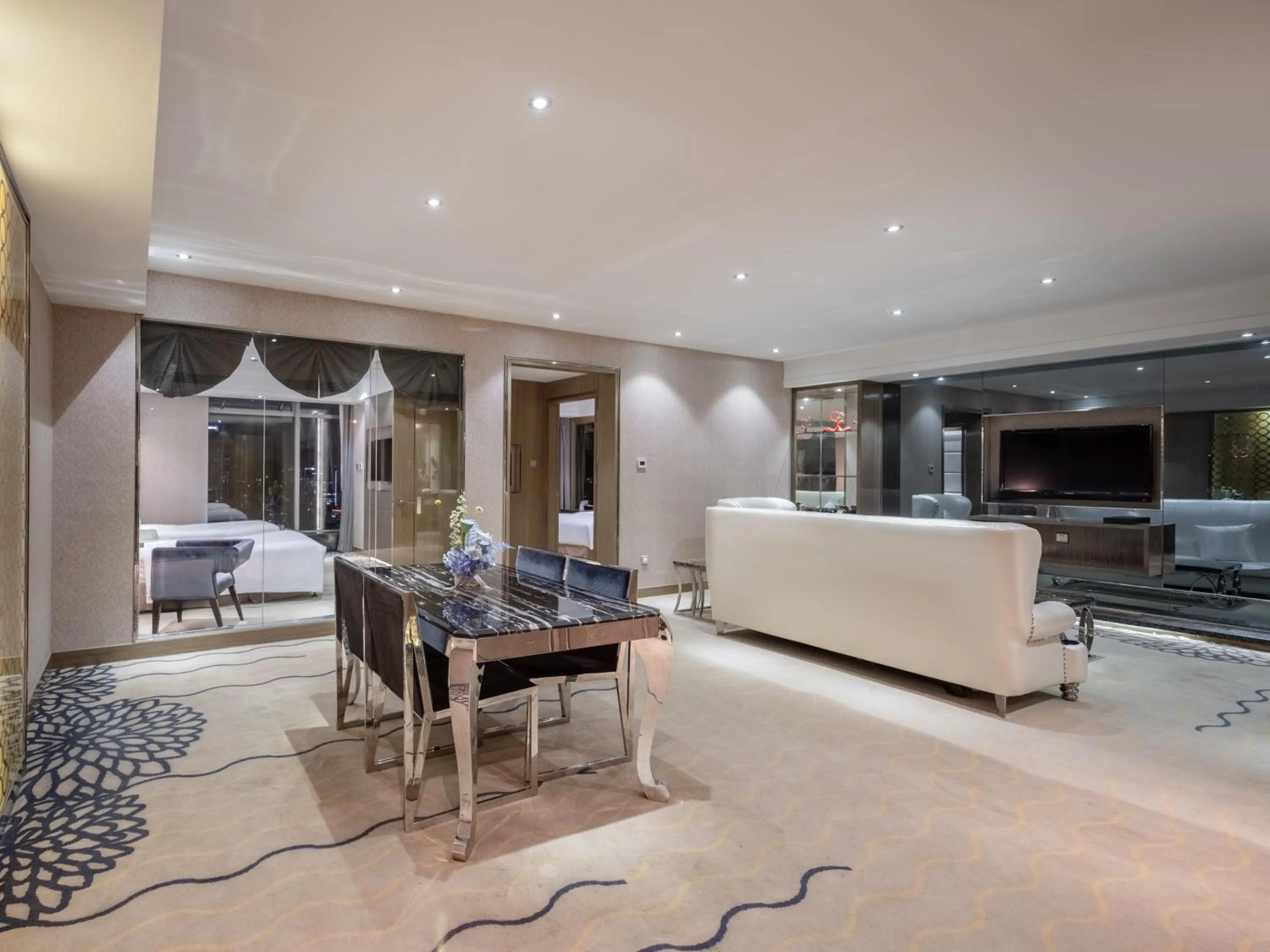 TV and multimedia in Suning Universal Hotel ALL-SUITES