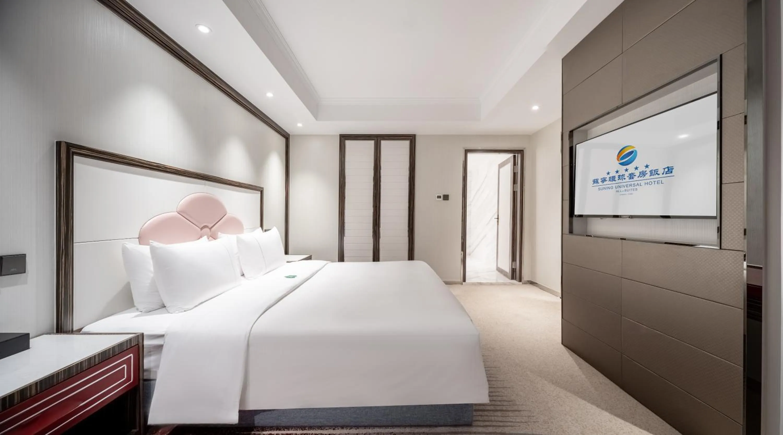 Bed in Suning Universal Hotel ALL-SUITES
