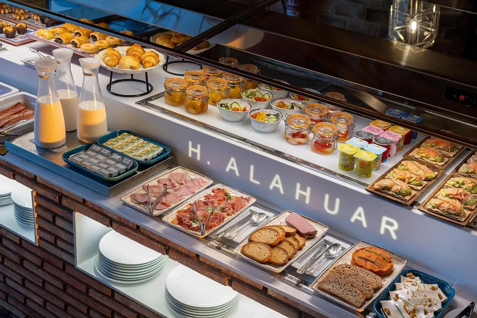 Restaurant/places to eat in Hotel Alahuar Restaurant/places to eat in Hotel Alahuar