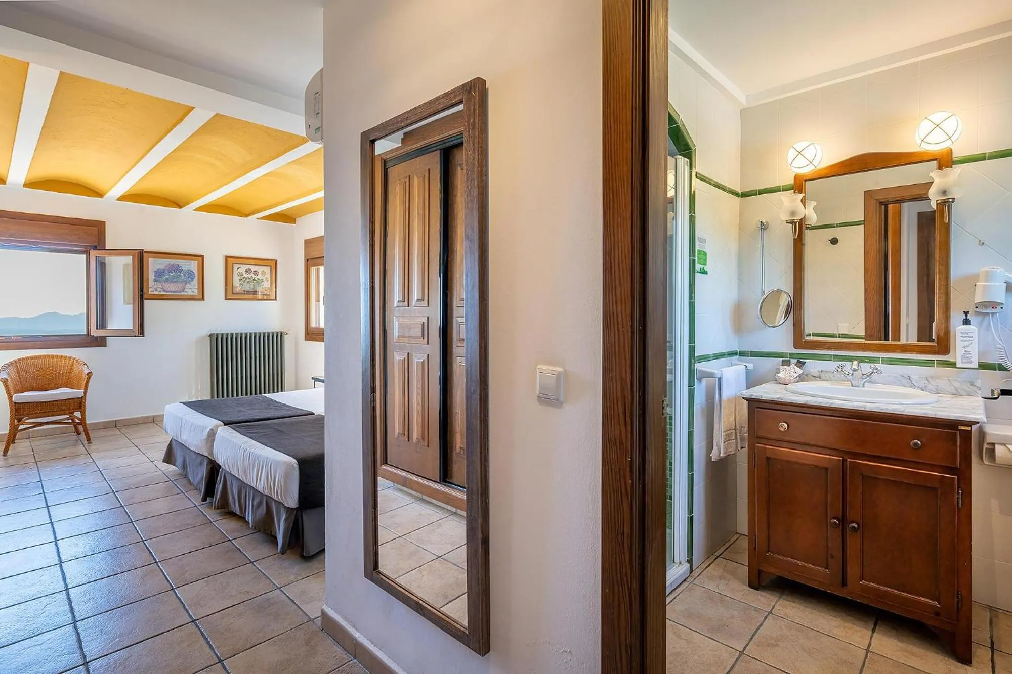 Photo of the whole room, Bed in Hotel Alahuar