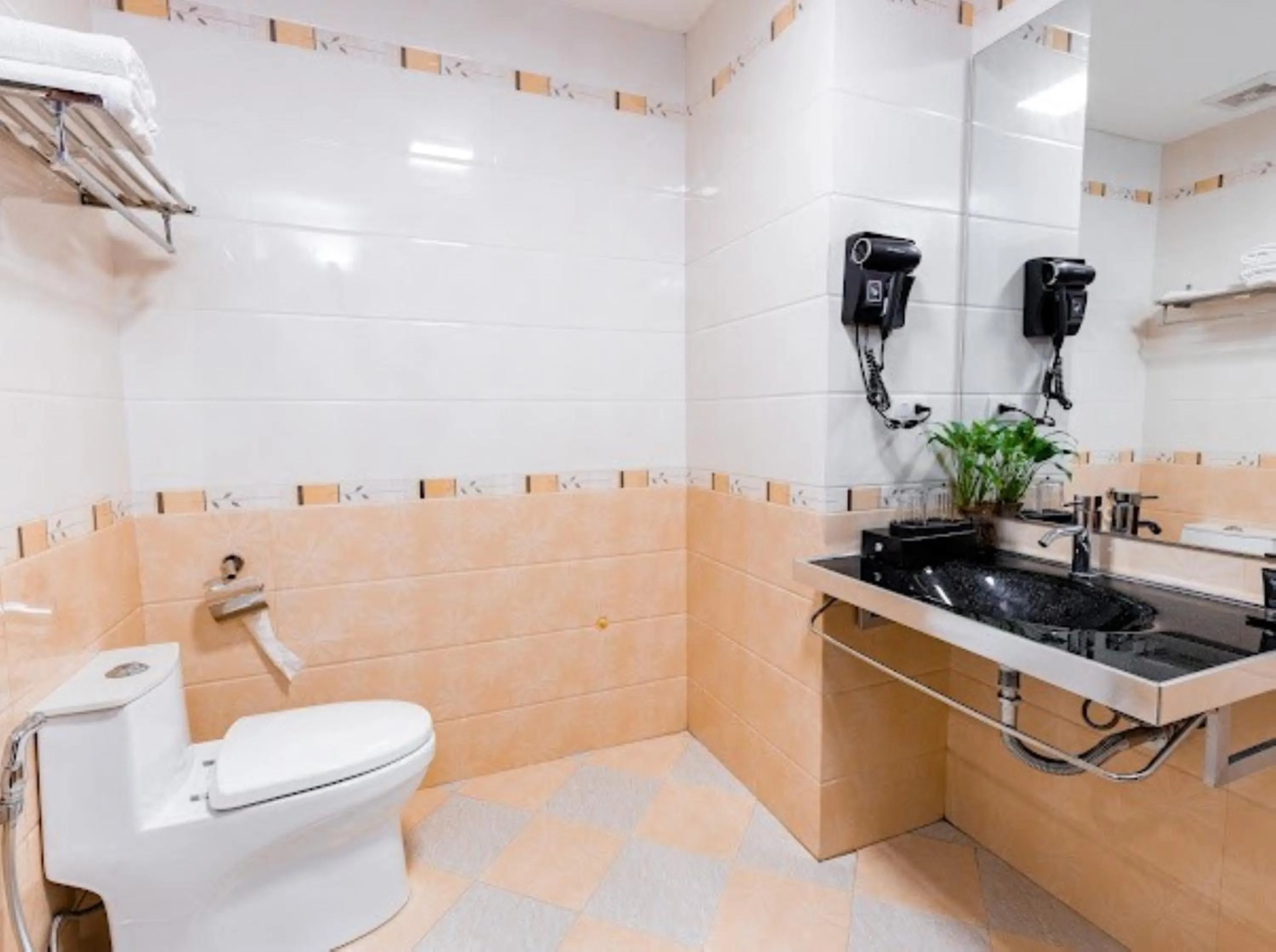Toilet in Hoang Gia Hotel Ha Noi Capital