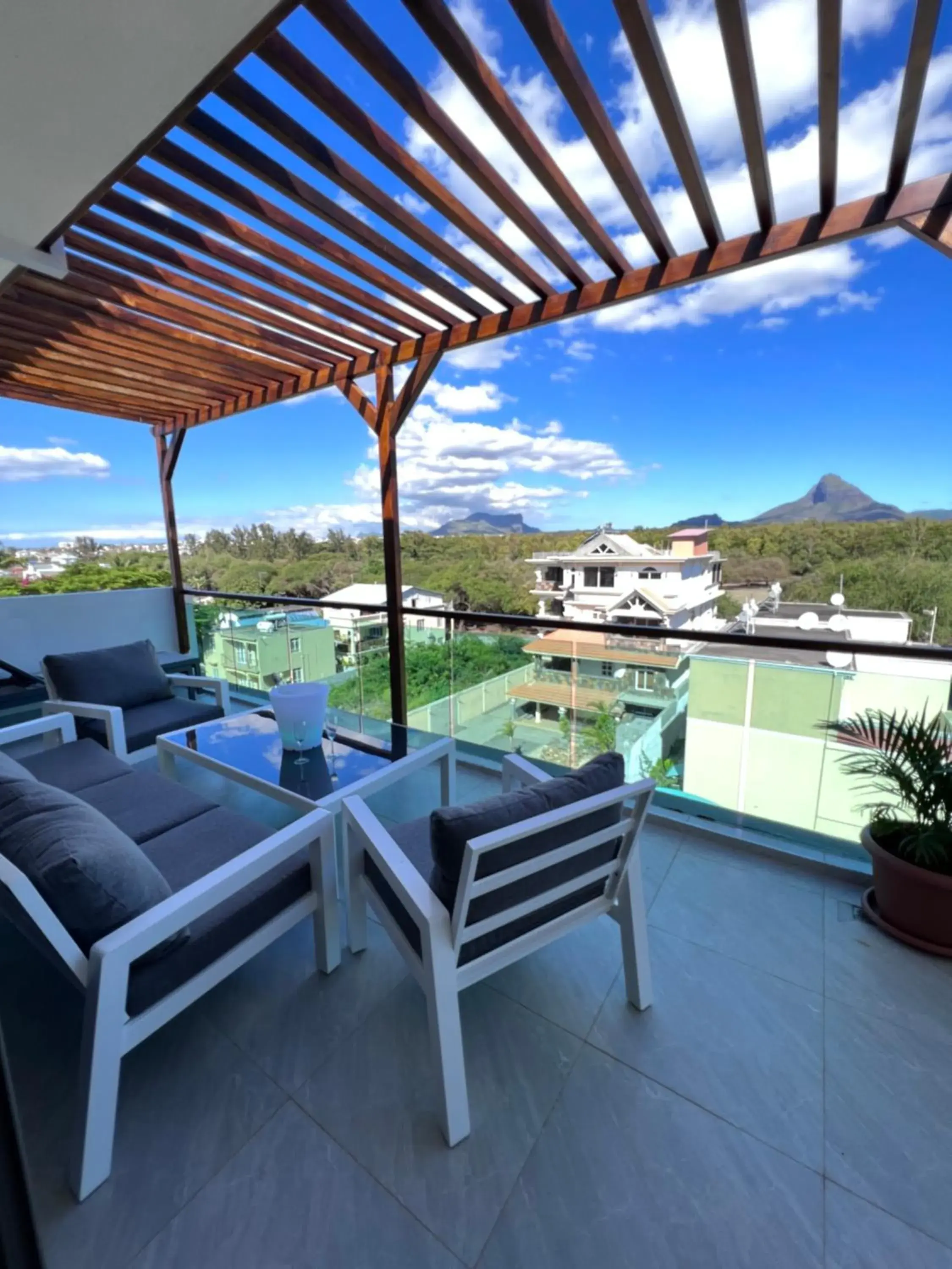Top-Floor Modern 3BD Penthouse with Beautiful Mountain View Terrace - 5 min Walk to Beach Top-Floor Modern 3BD Penthouse with Beautiful Mountain View Terrace - 5 min Walk to Beach