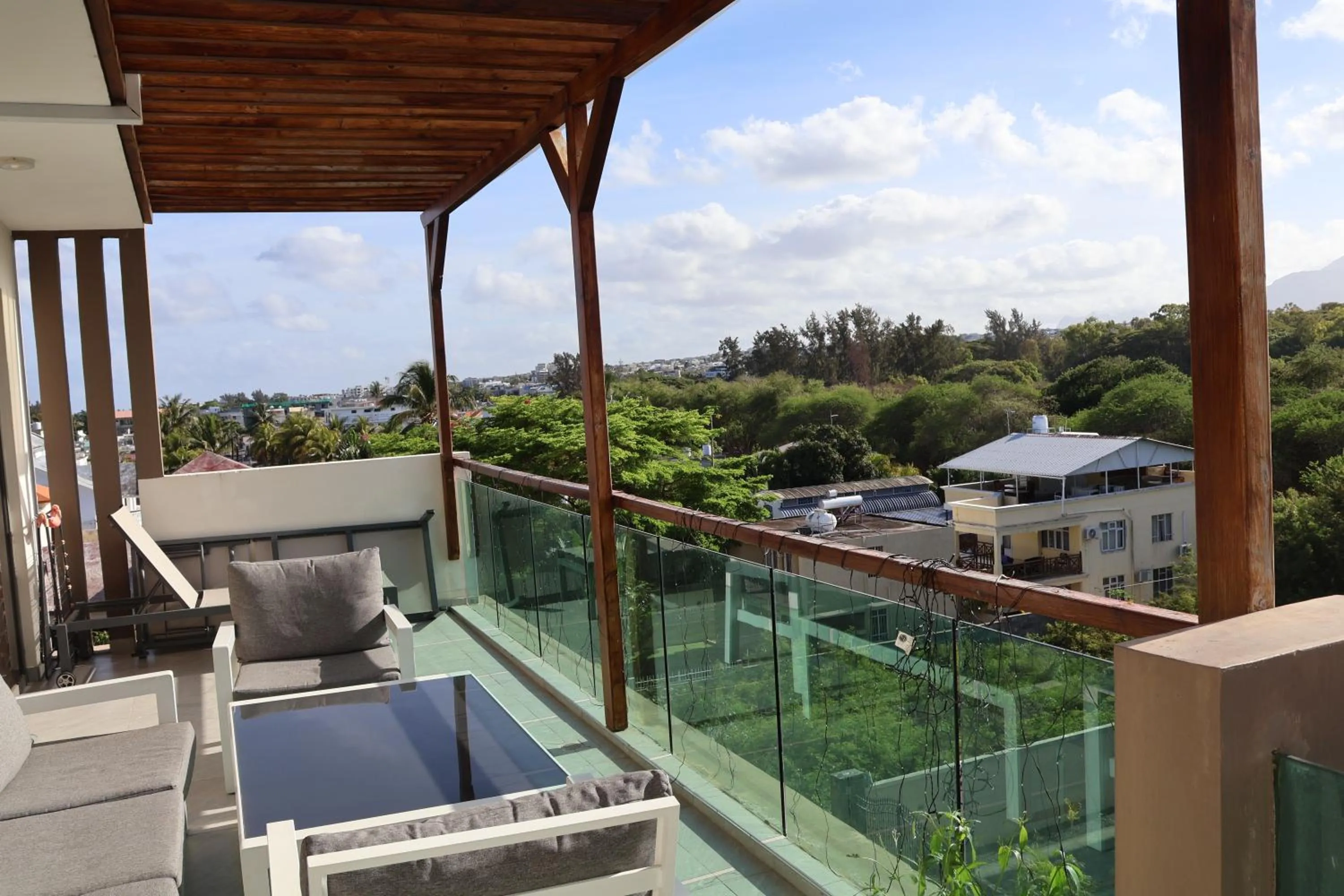 Top-Floor Modern 3BD Penthouse with Beautiful Mountain View Terrace - 5 min Walk to Beach