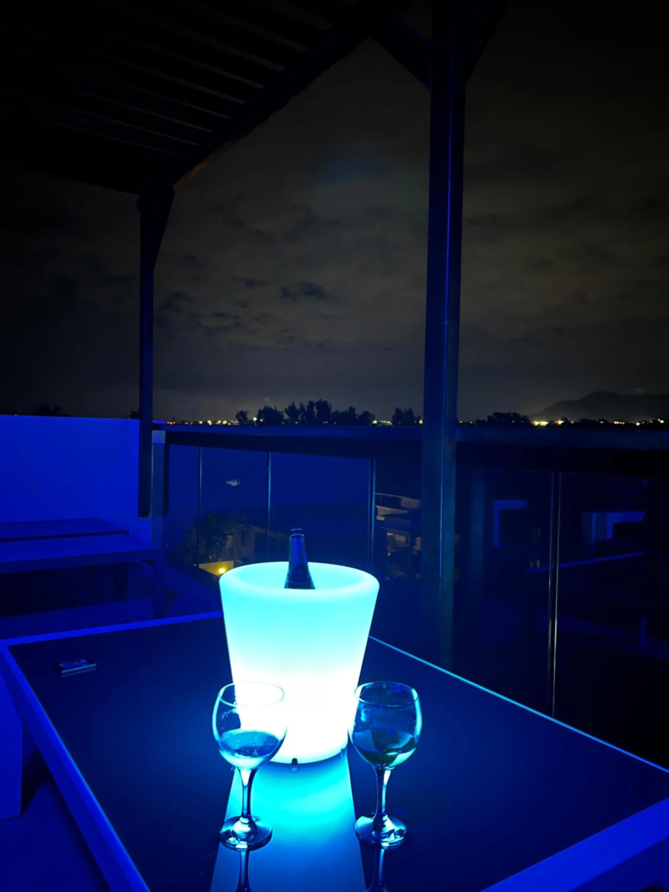 Night in Top-Floor Modern 3BD Penthouse with Beautiful Mountain View Terrace - 5 min Walk to Beach