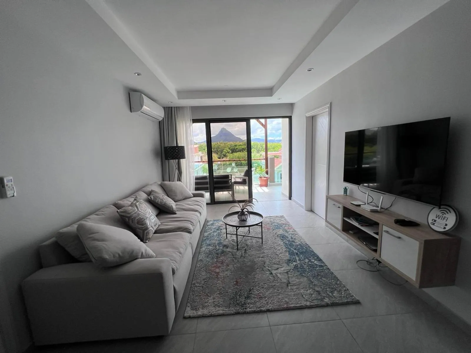 Communal lounge/ TV room in Top-Floor Modern 3BD Penthouse with Beautiful Mountain View Terrace - 5 min Walk to Beach