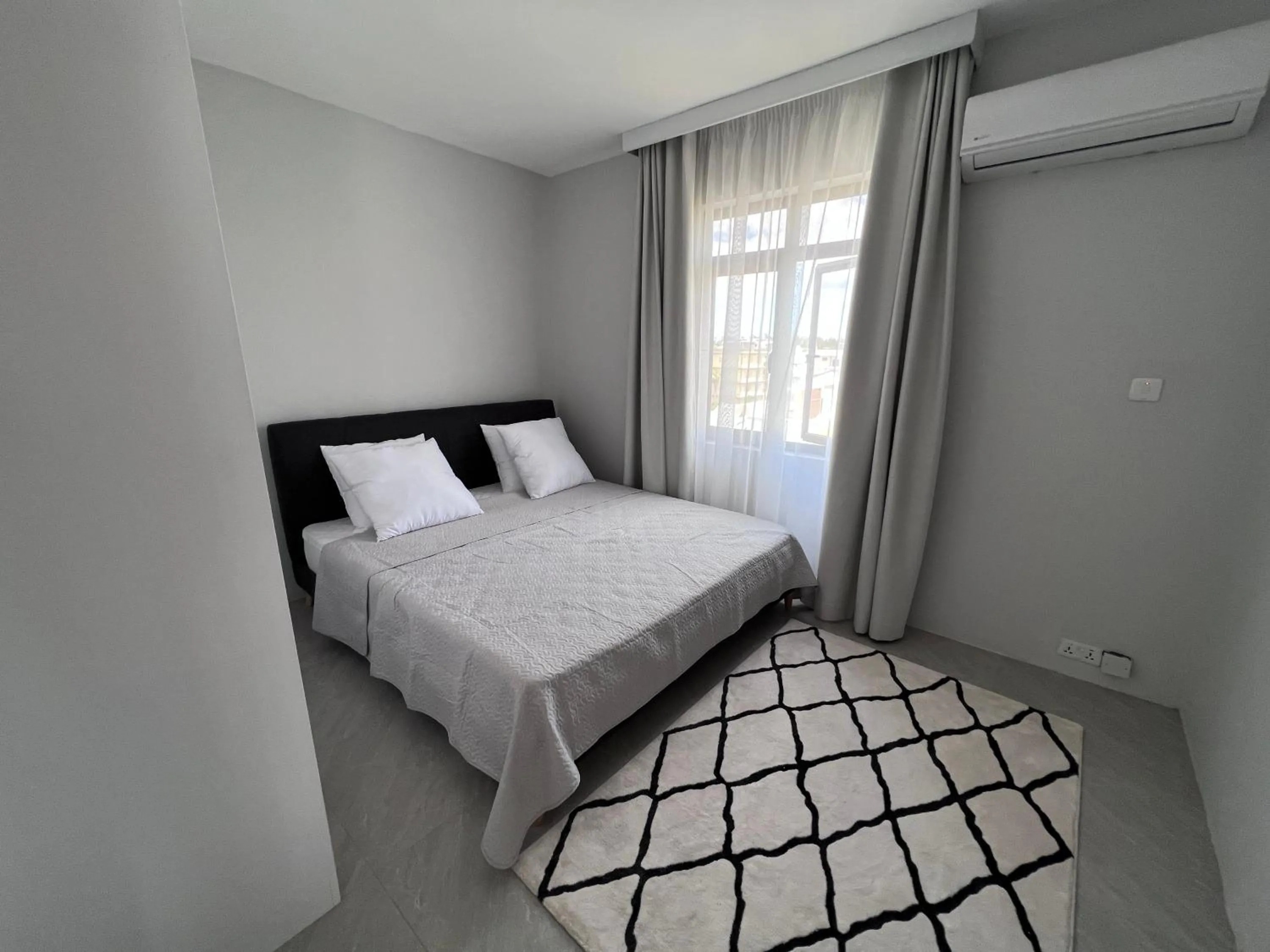 Bedroom, Bed in Top-Floor Modern 3BD Penthouse with Beautiful Mountain View Terrace - 5 min Walk to Beach