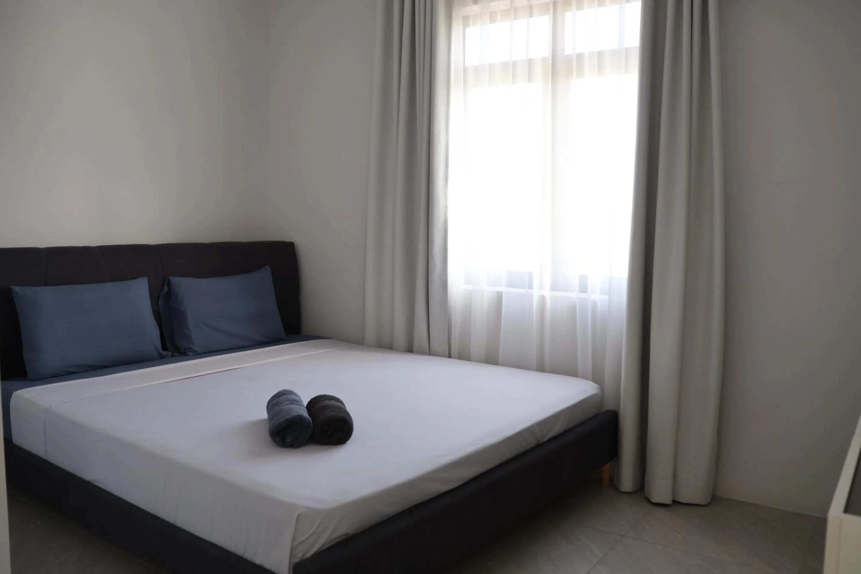 Bed in Top-Floor Modern 3BD Penthouse with Beautiful Mountain View Terrace - 5 min Walk to Beach