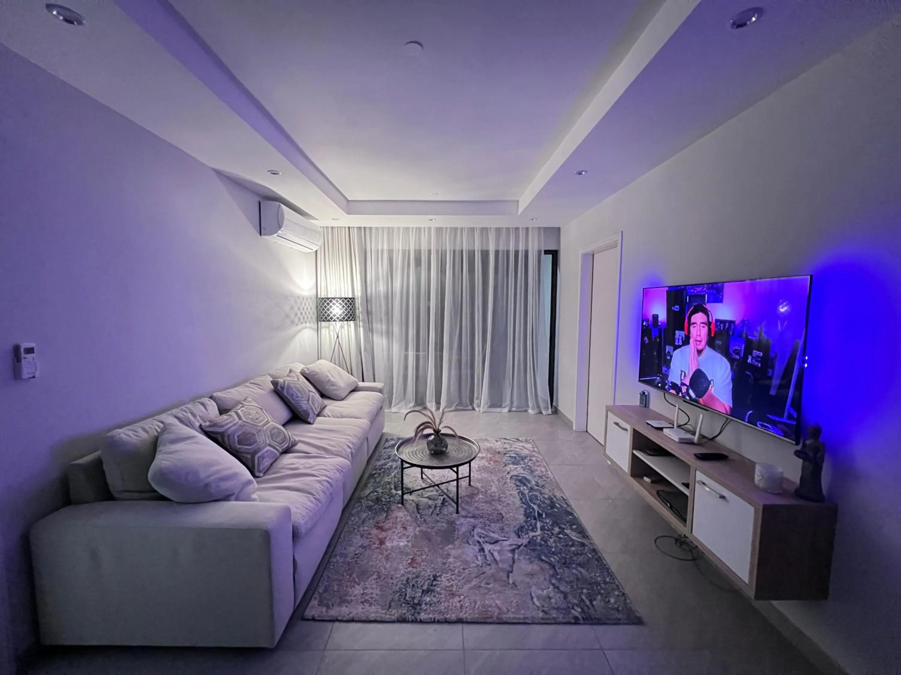 Living room in Top-Floor Modern 3BD Penthouse with Beautiful Mountain View Terrace - 5 min Walk to Beach