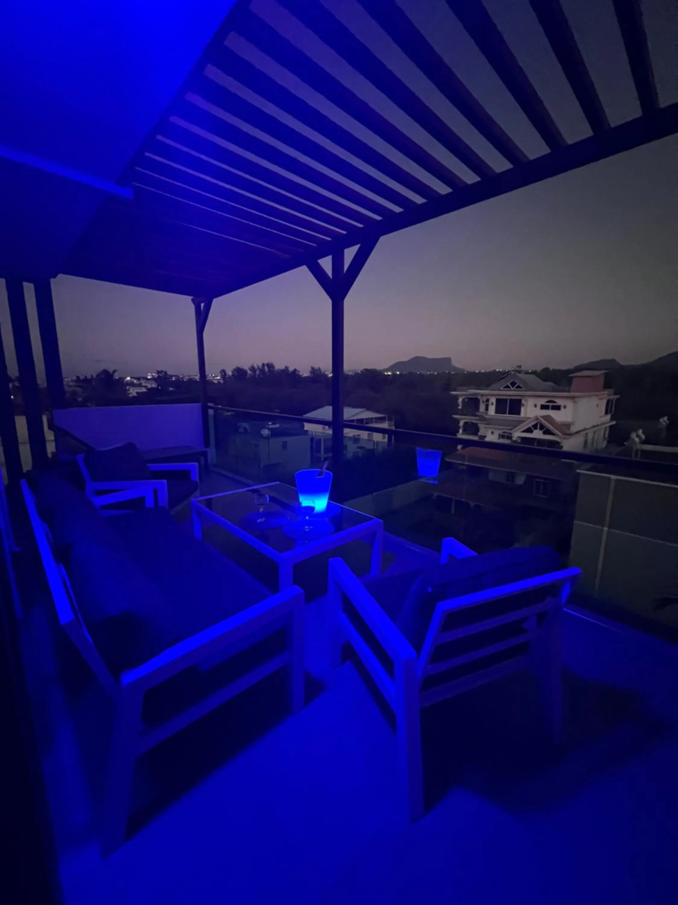 Night in Top-Floor Modern 3BD Penthouse with Beautiful Mountain View Terrace - 5 min Walk to Beach