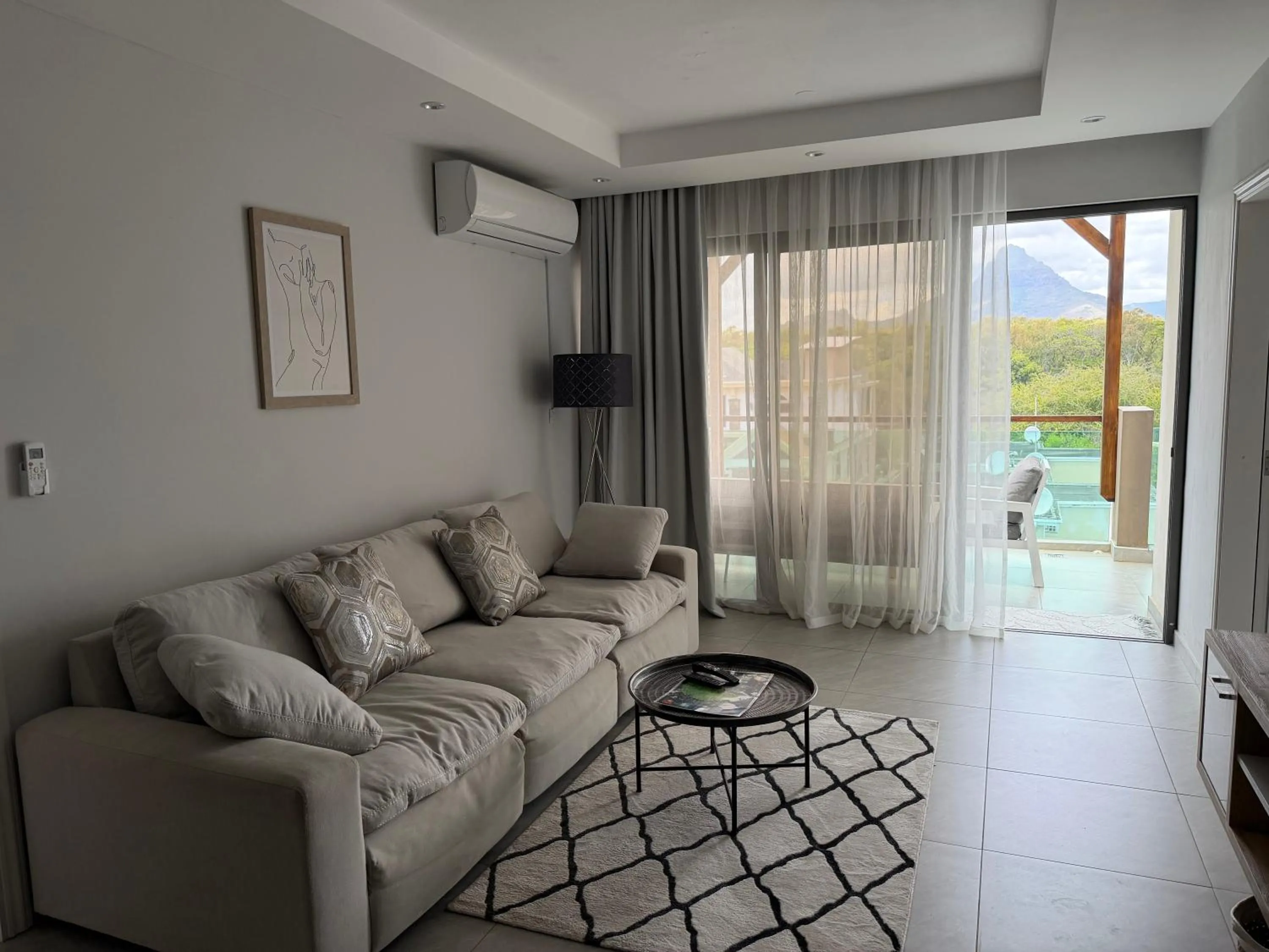 Top-Floor Modern 3BD Penthouse with Beautiful Mountain View Terrace - 5 min Walk to Beach