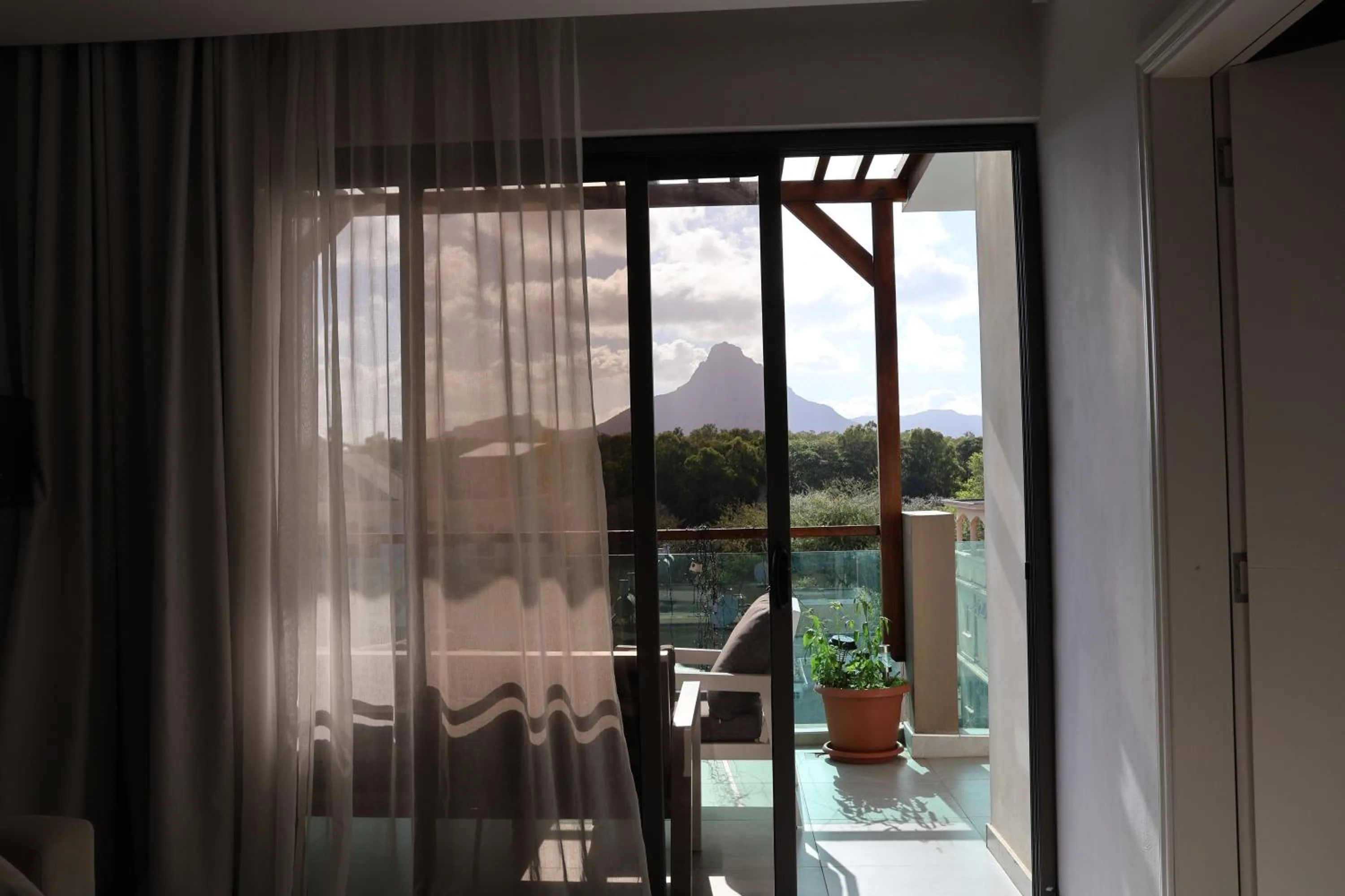Top-Floor Modern 3BD Penthouse with Beautiful Mountain View Terrace - 5 min Walk to Beach