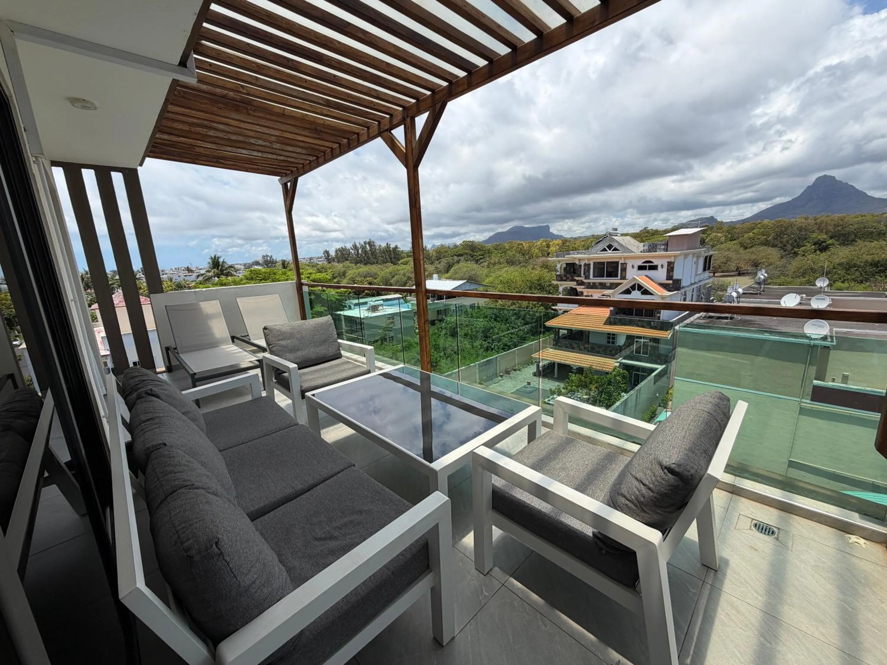 Top-Floor Modern 3BD Penthouse with Beautiful Mountain View Terrace - 5 min Walk to Beach