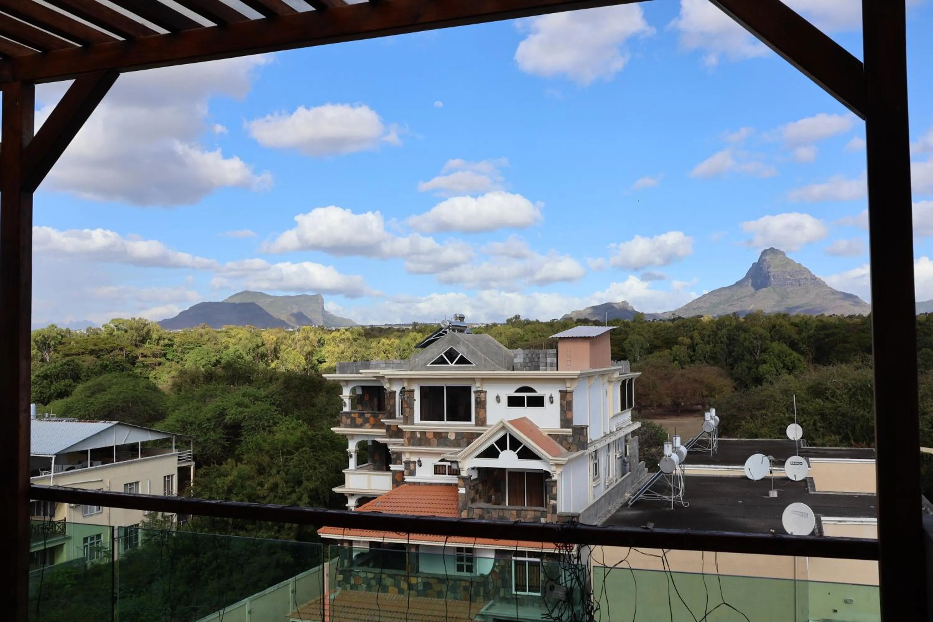 Top-Floor Modern 3BD Penthouse with Beautiful Mountain View Terrace - 5 min Walk to Beach