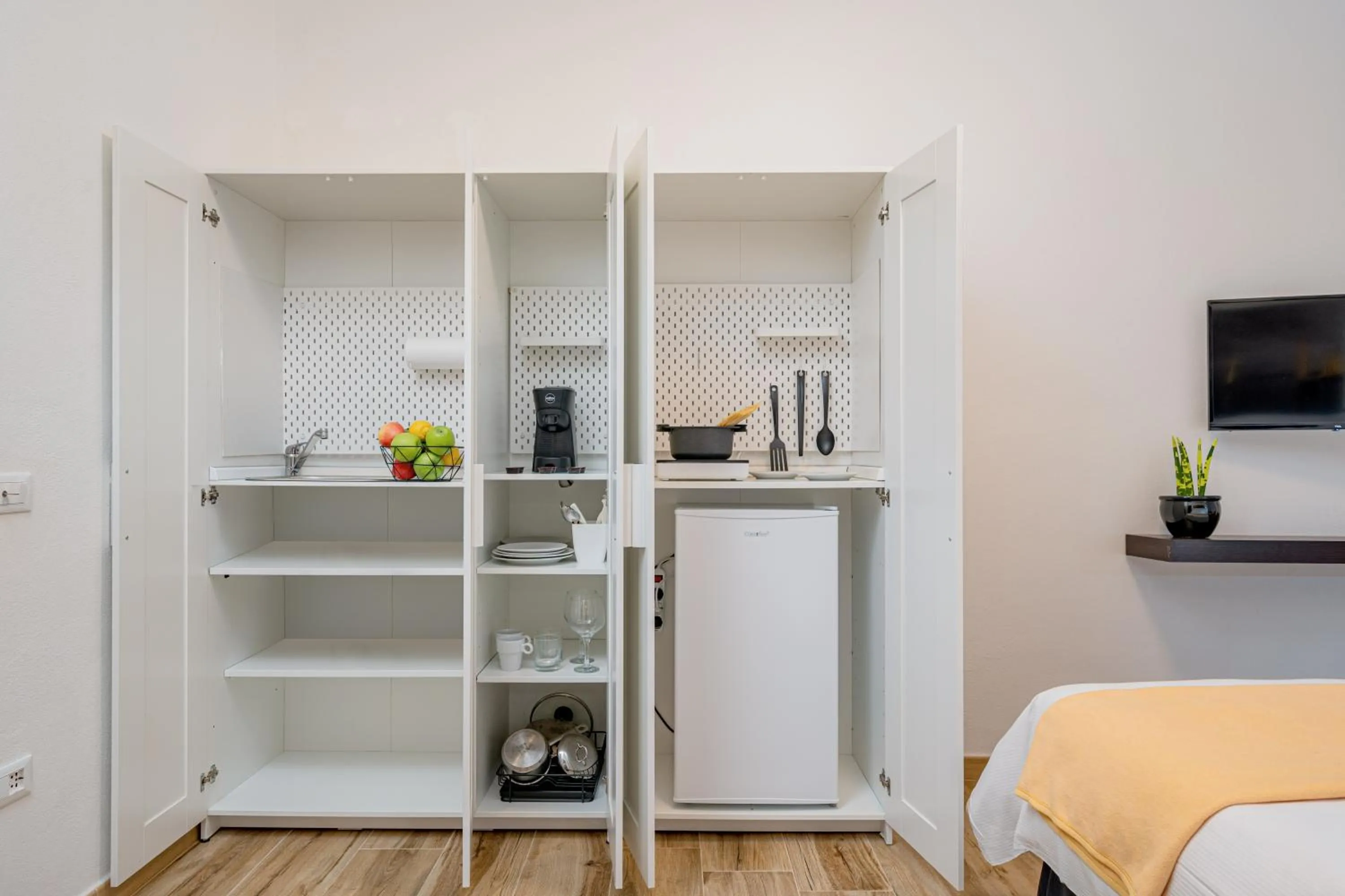 Kitchen or kitchenette, Bed in DIMORE IN residenze asproni 24