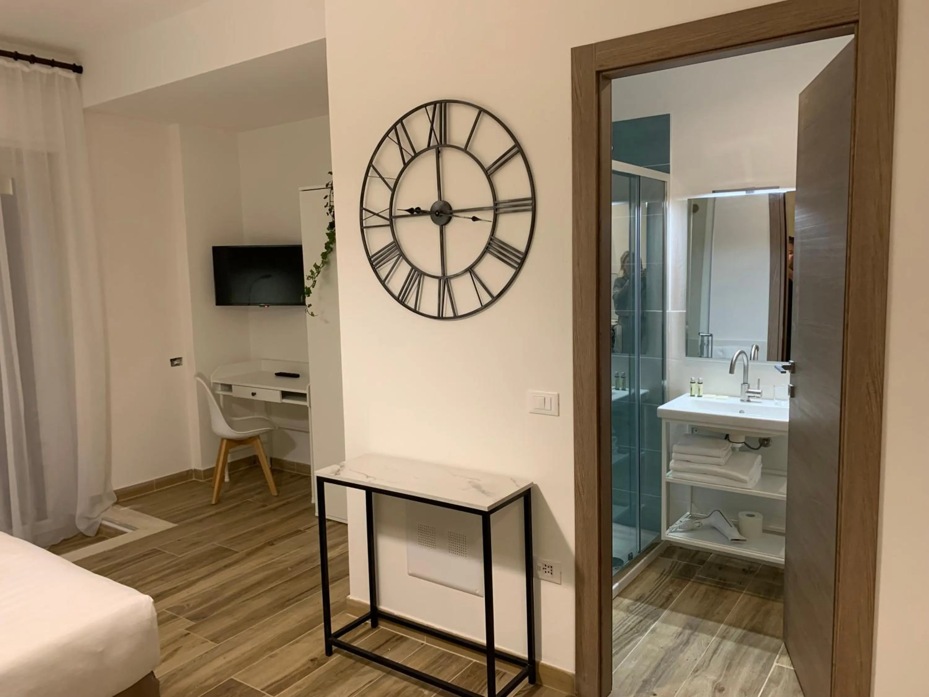 Shower, Bed in DIMORE IN residenze asproni 24