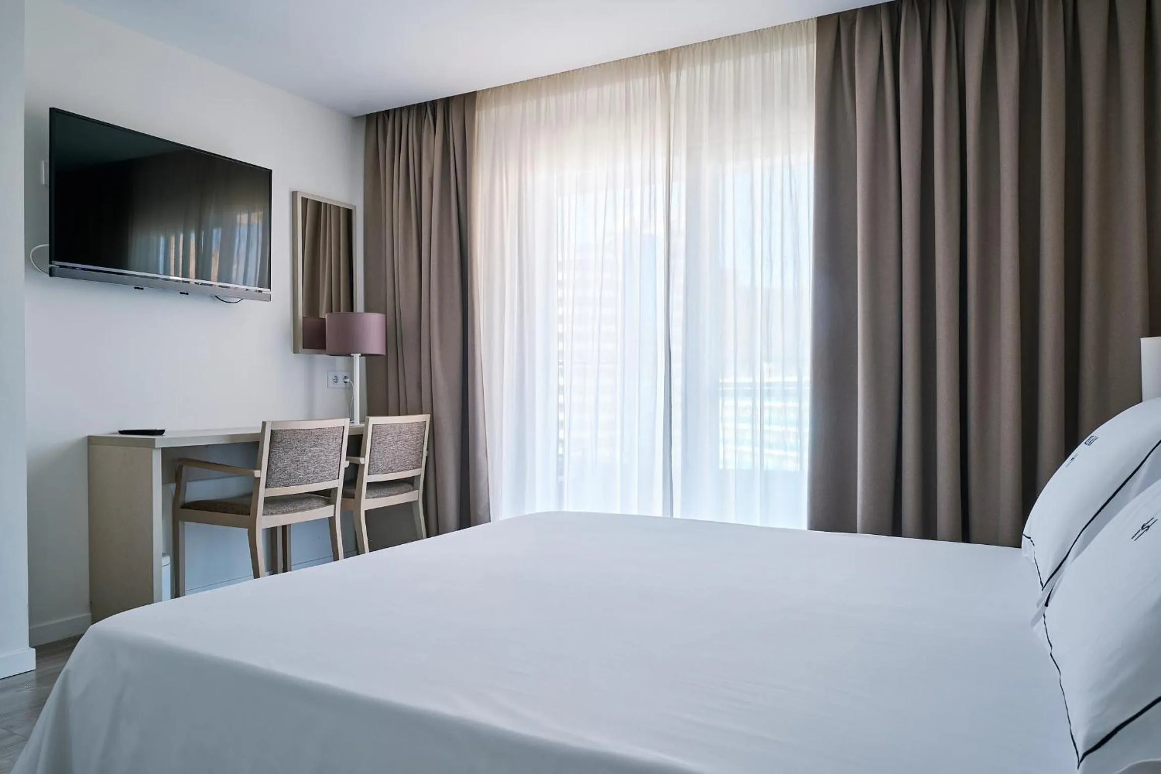 Photo of the whole room, Bed in Helios Benidorm