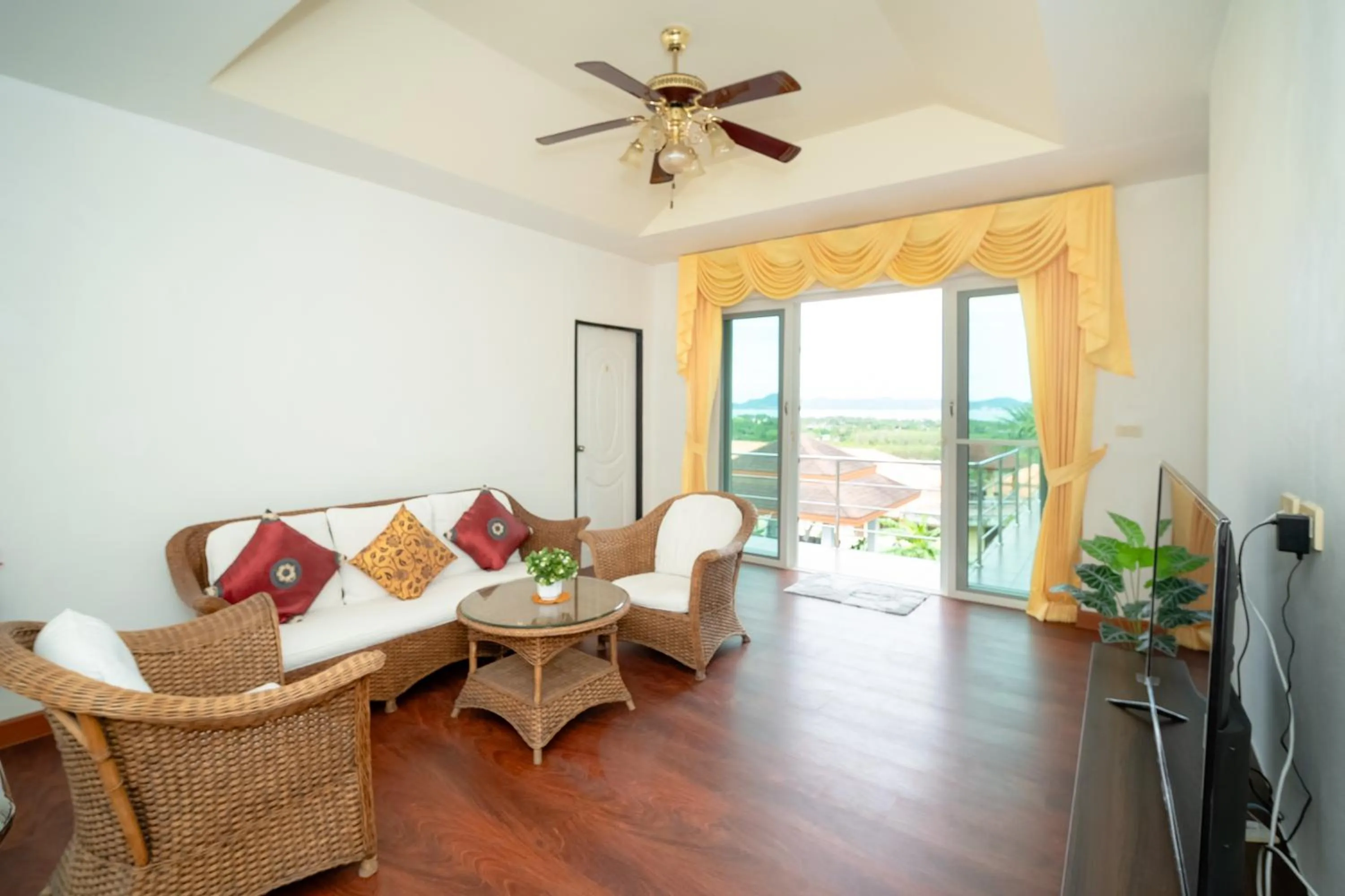 Communal lounge/ TV room in ฺBaan Waru seaview villa