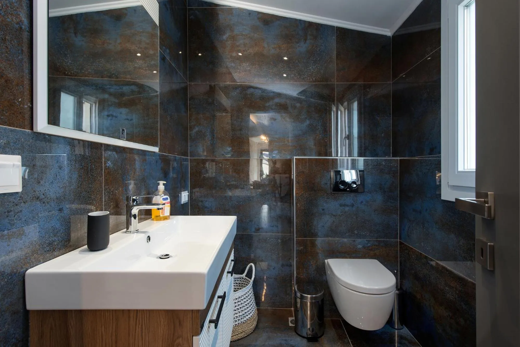 Toilet in Pelagia Apartment by Kormaris