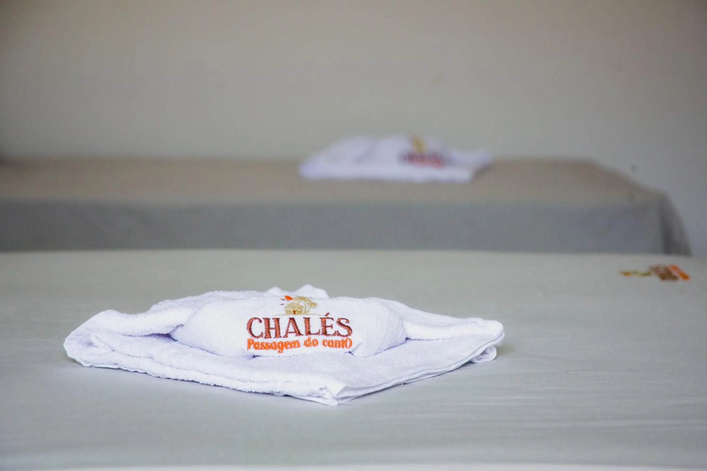 towels, Bed in Chalés Passagem do Canto