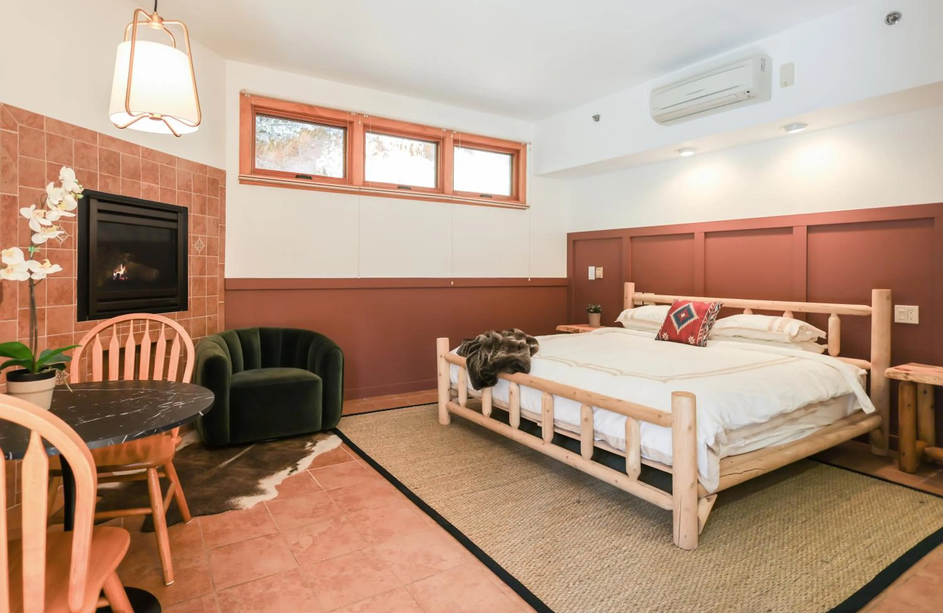 Bed in Outland Chalet & Suites Great Smoky Mountains