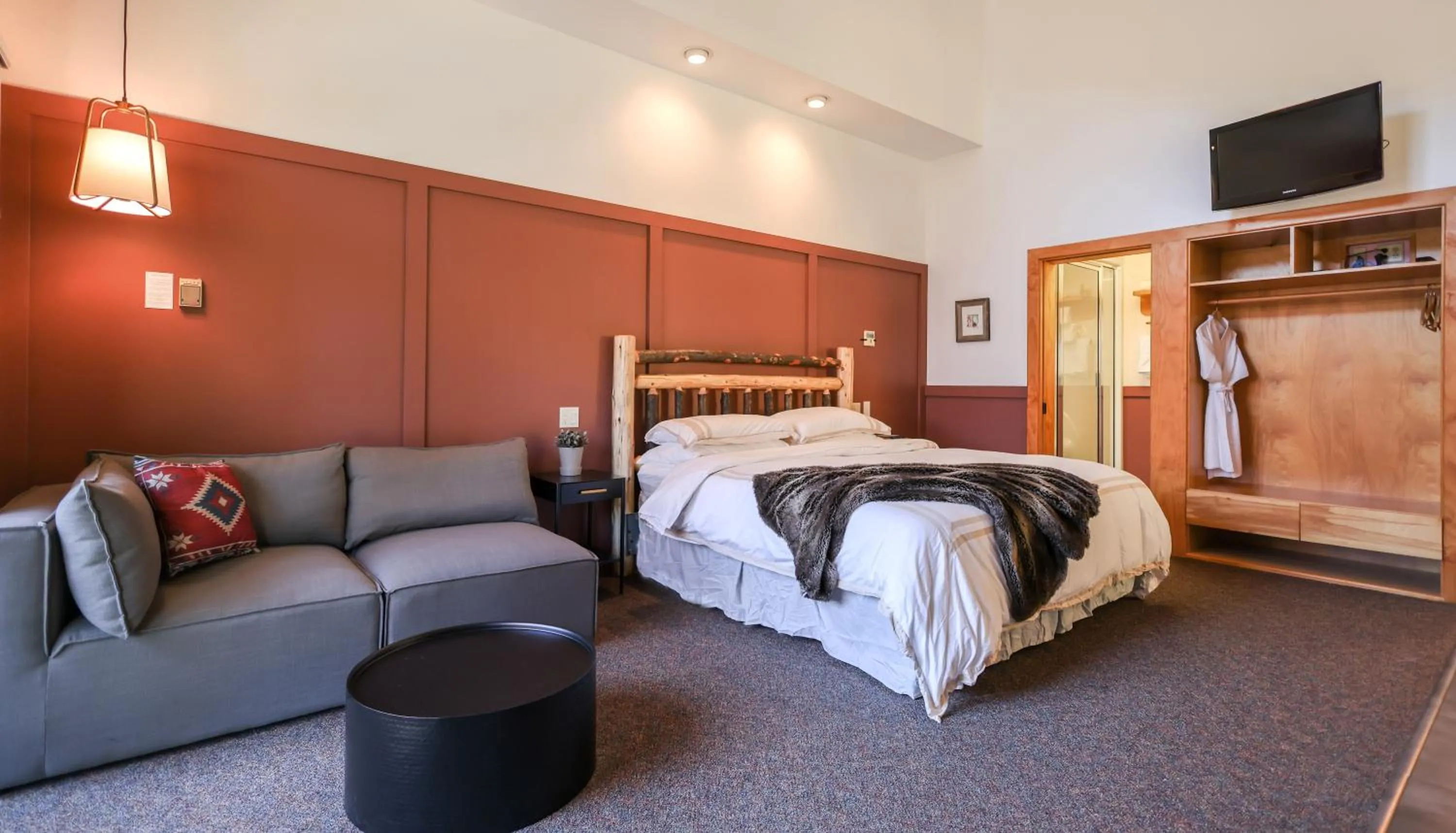 Bed in Outland Chalet & Suites Great Smoky Mountains