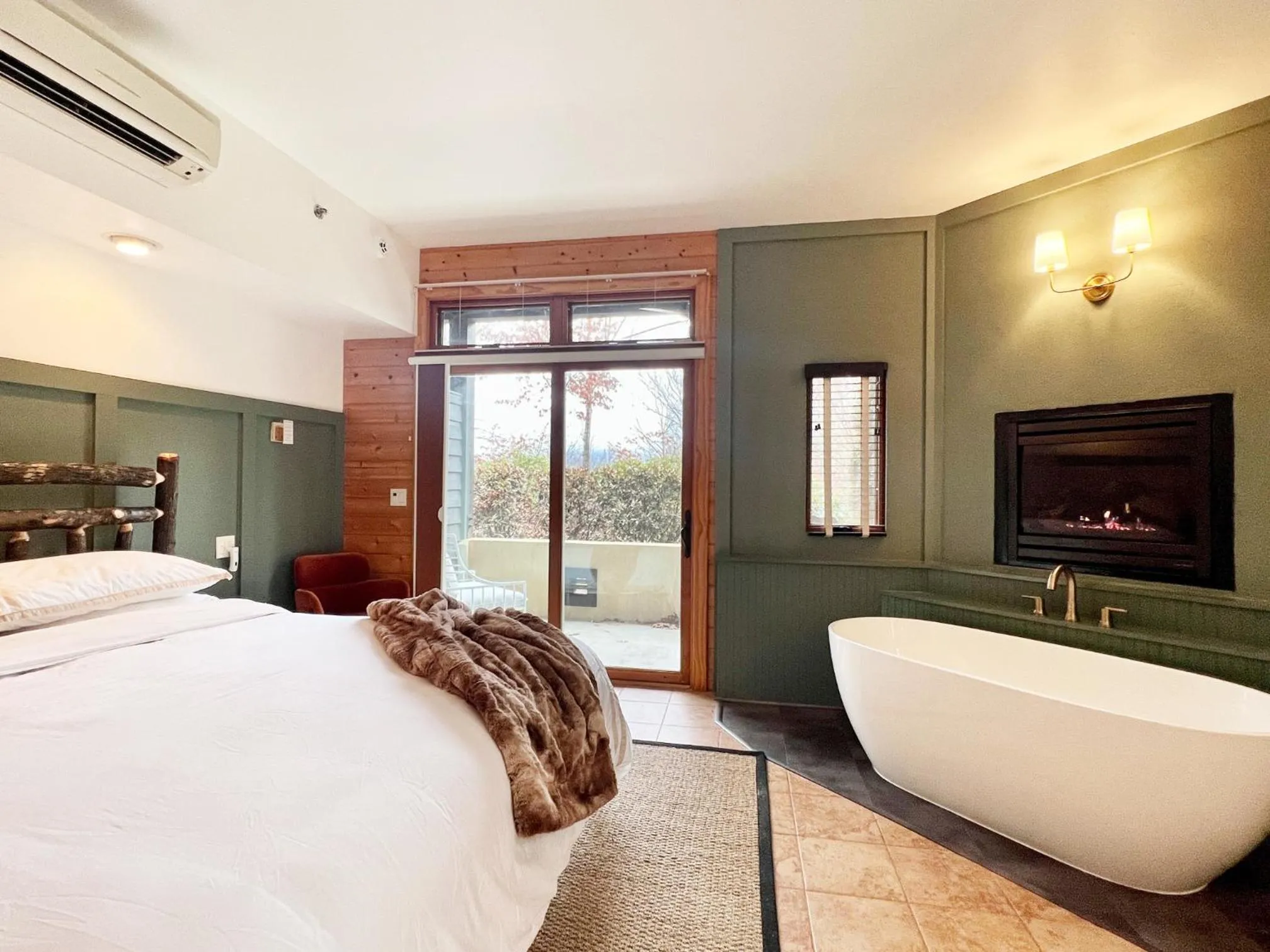 Bed in Outland Chalet & Suites Great Smoky Mountains