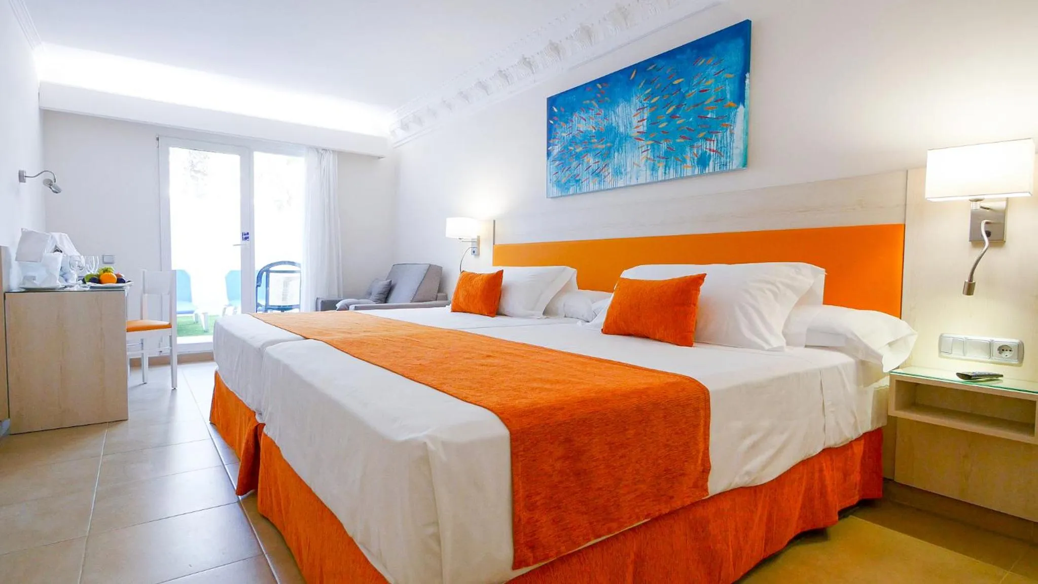 Photo of the whole room, Bed in Diver Roquetas