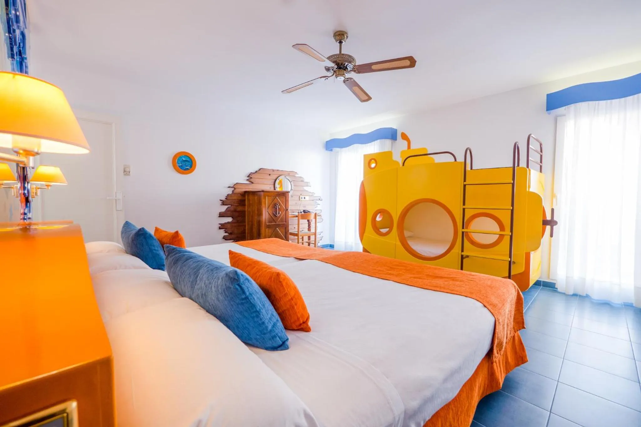 Photo of the whole room, Bed in Diver Roquetas