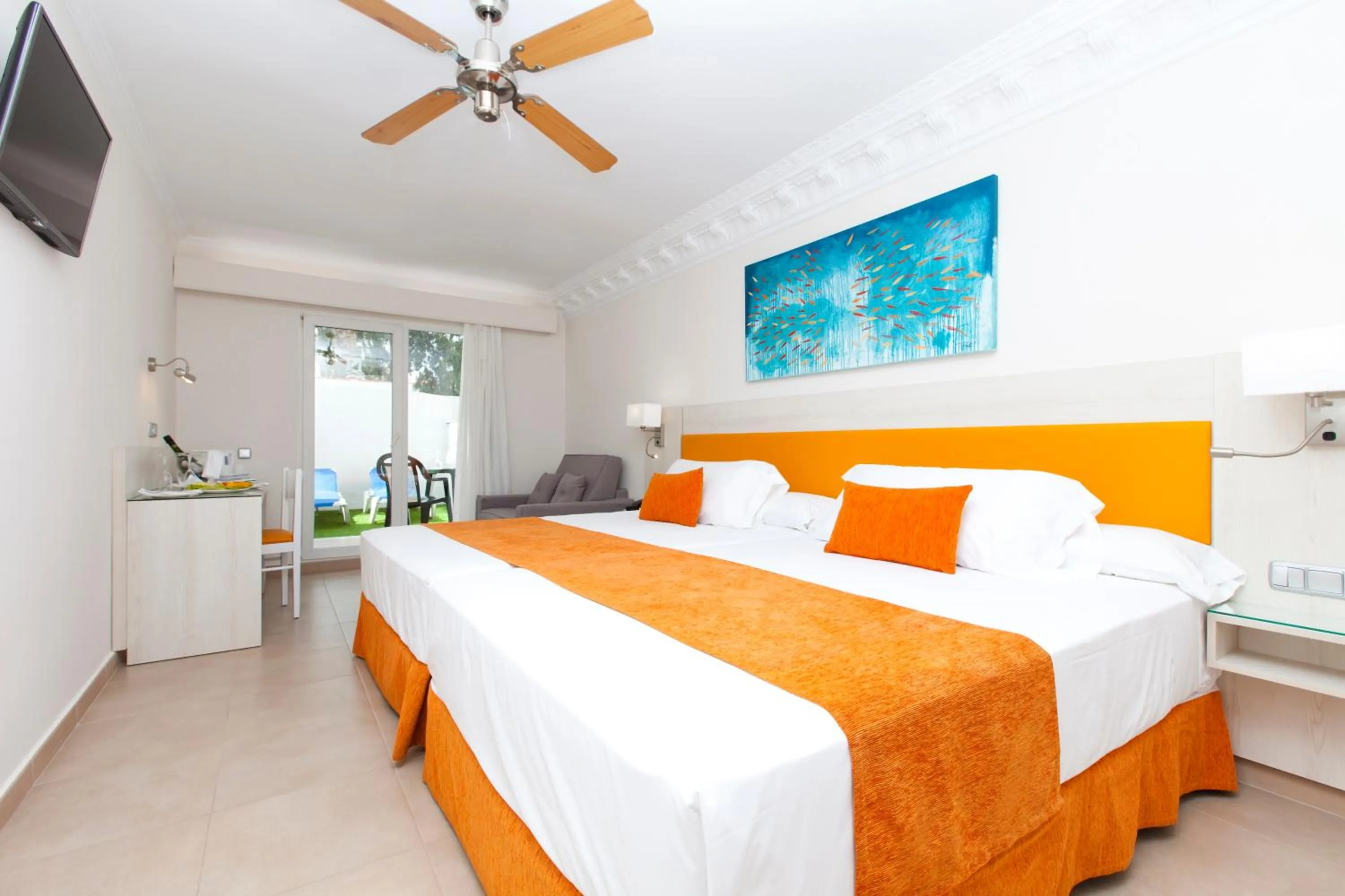 Photo of the whole room, Bed in Diver Roquetas