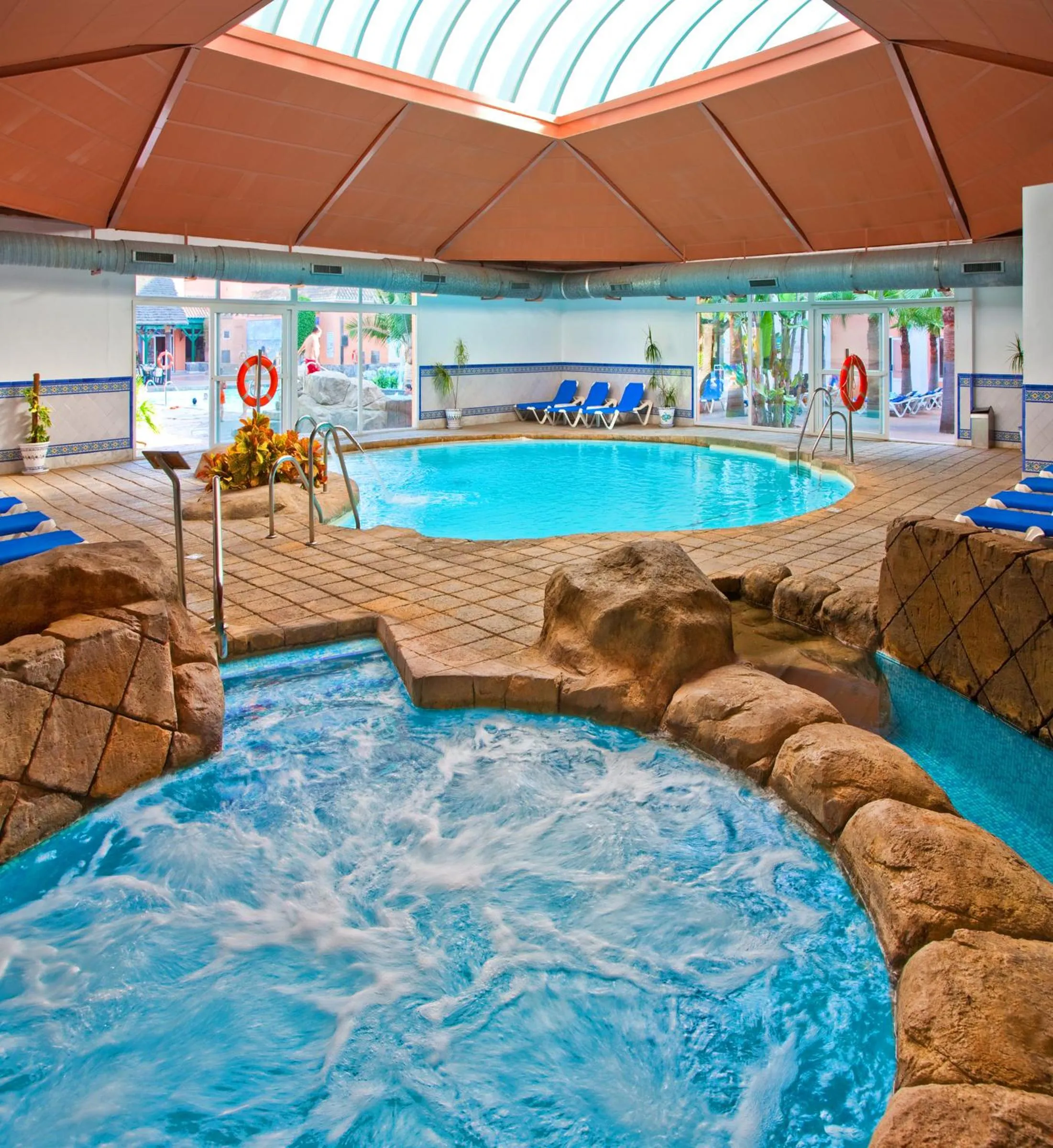 Swimming pool in Diver Roquetas